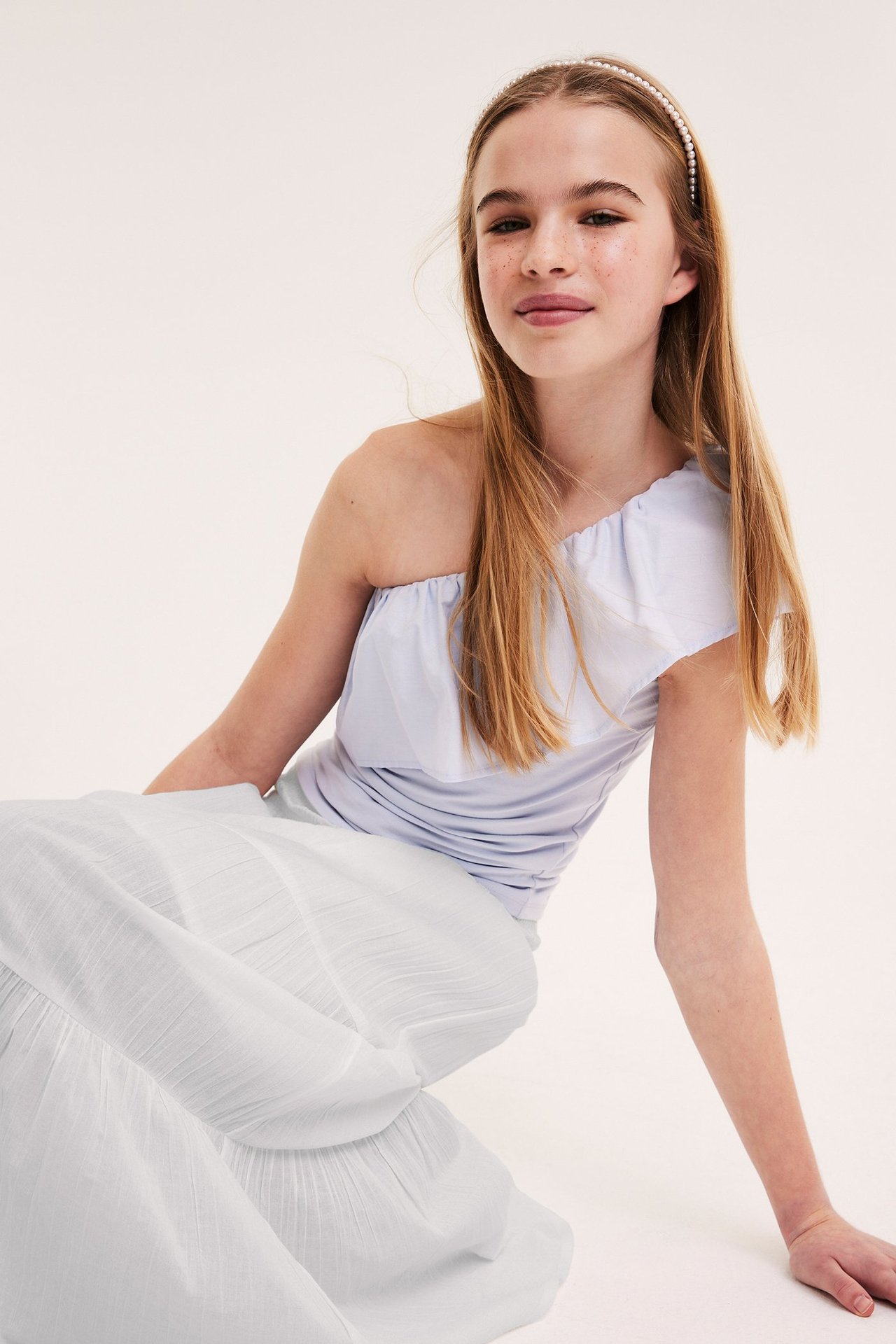 Valkoinen maksihame volangilla, pitkä, pehmeästä puuvillasta, yksivärinen.