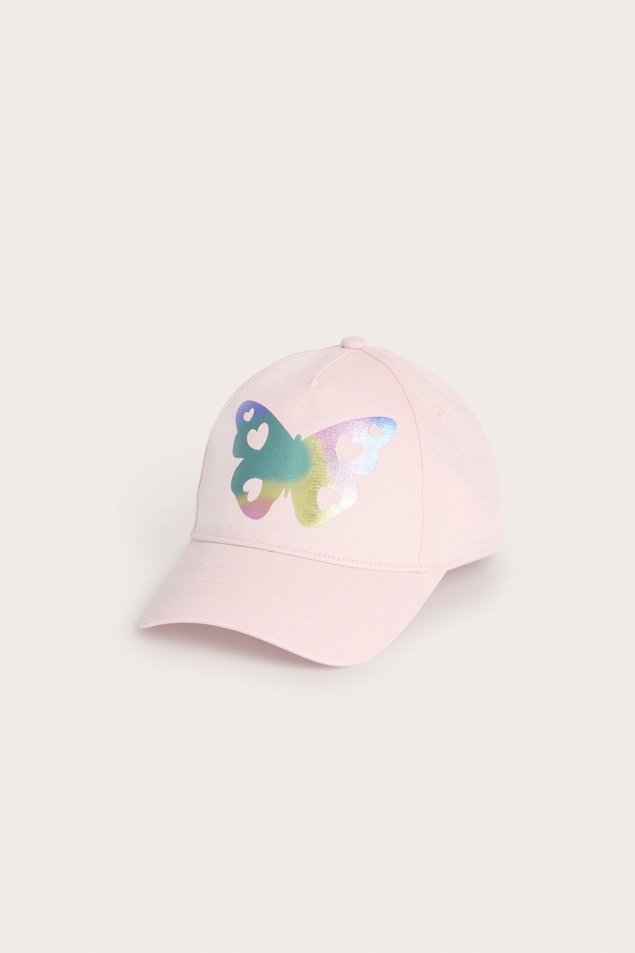 Widok z przodu jasnoróżowej czapki z daszkiem dla dzieci z metalicznym, opalizującym nadrukiem motyla.