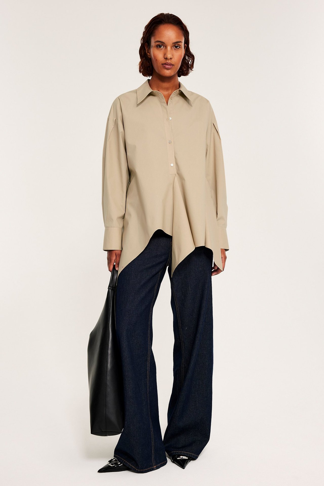 Beige skjorte med knyting foran, lange ermer, bomull, på kvinne.