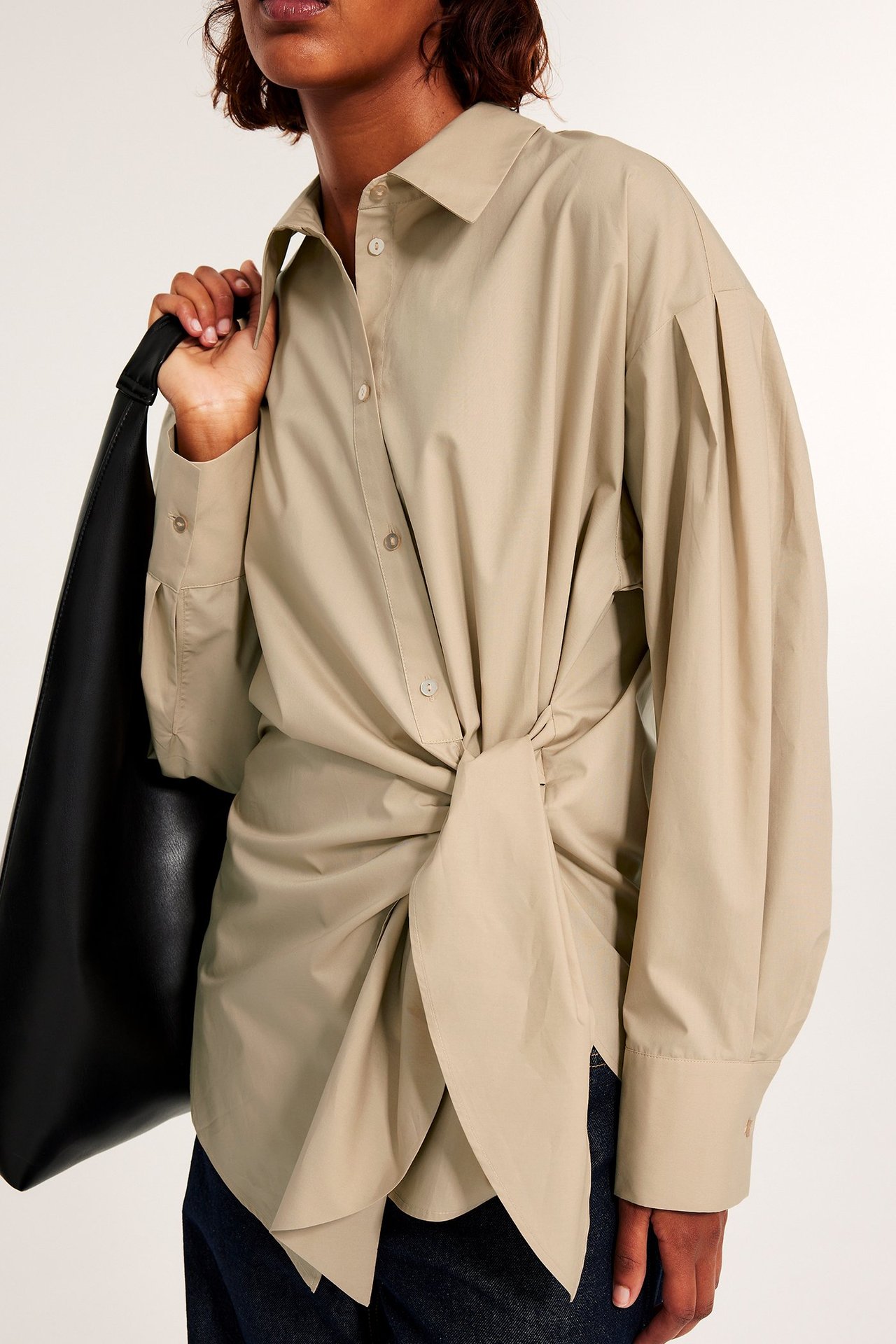 Beige bomullsbluse med knytning foran, løs passform, langermet, for kvinner, front.