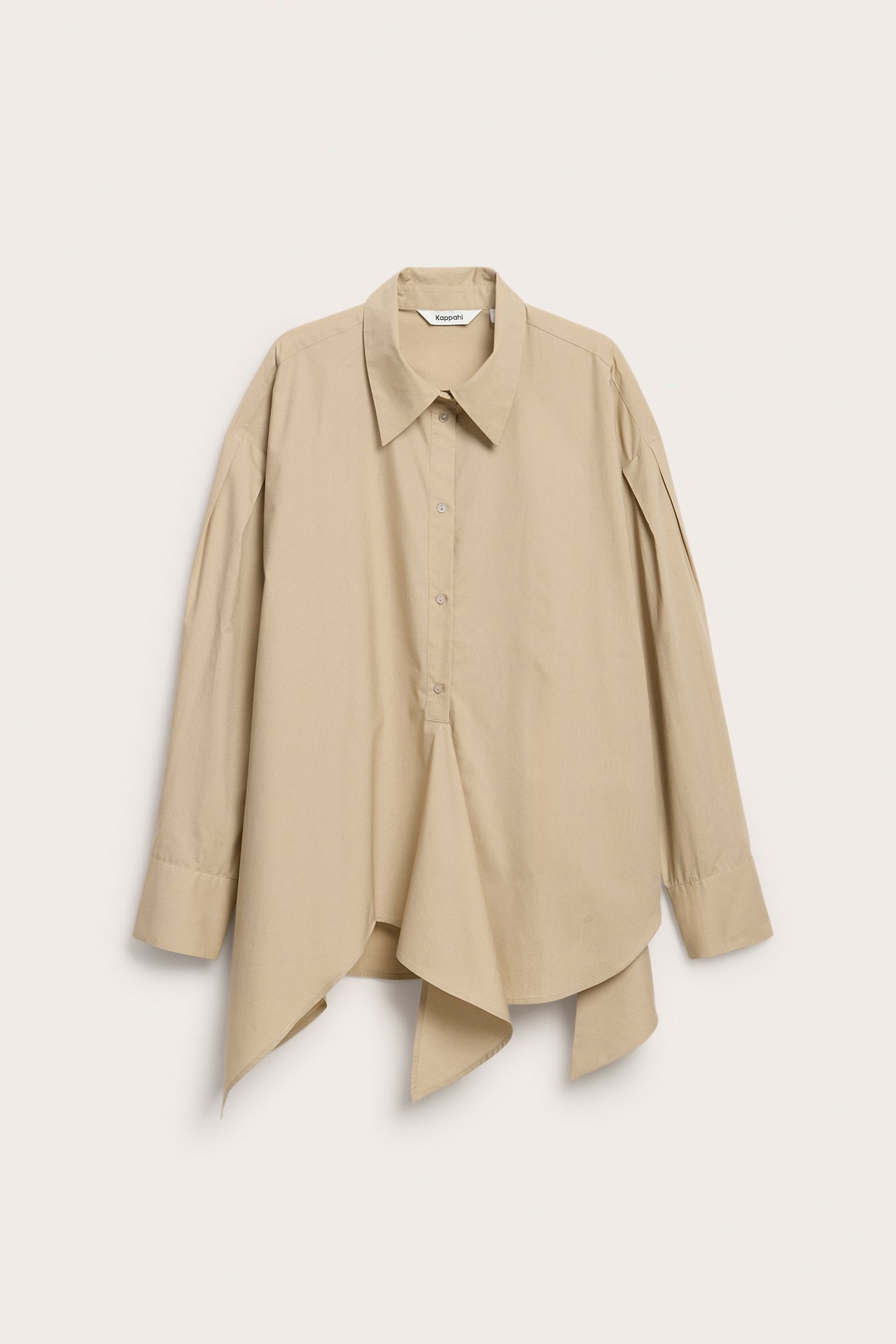 Edestä kuvattu löysä beige puuvillapaita, jossa solmittava yksityiskohta edessä helmassa.