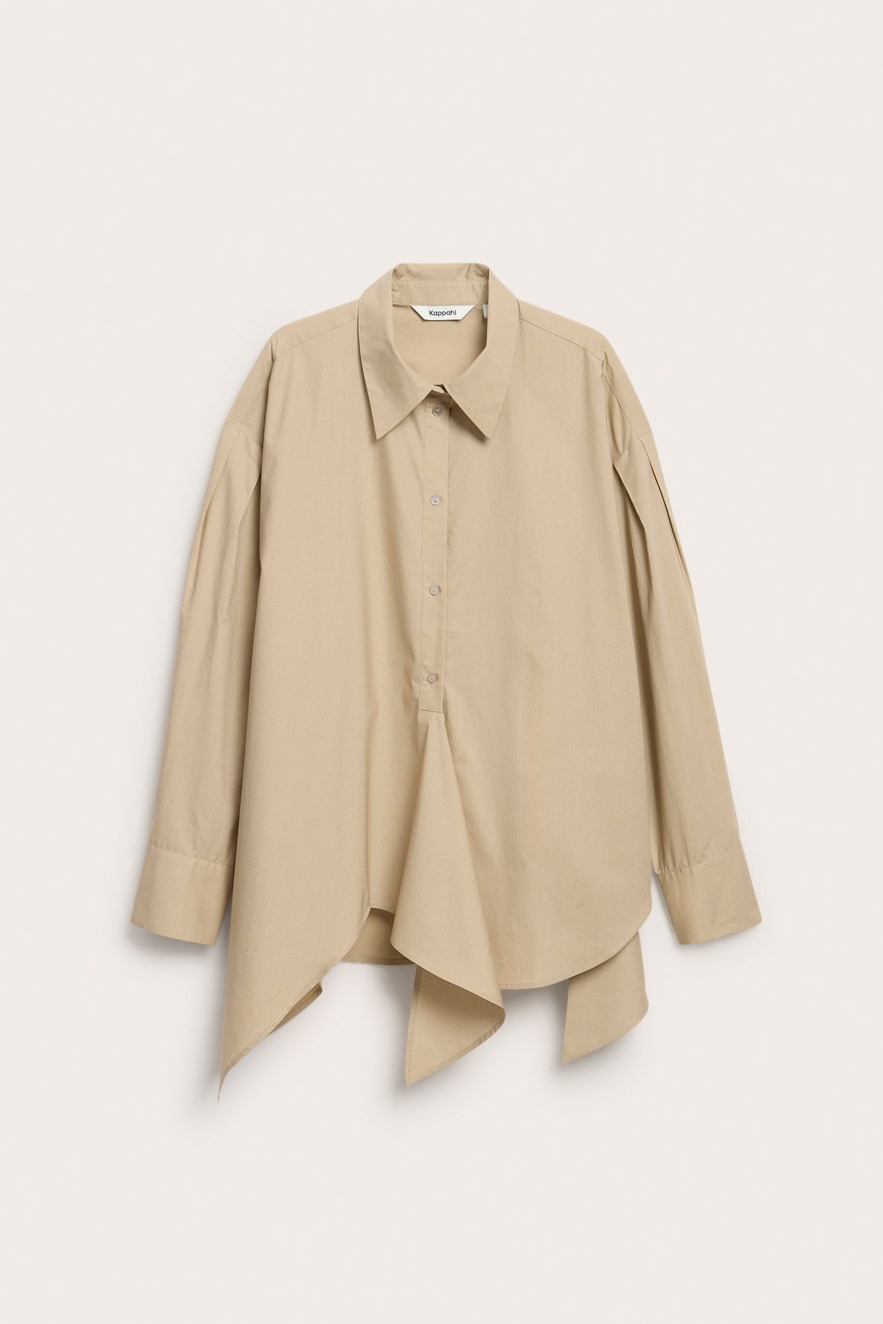 Frontbilde av en løstsittende beige bomullsskjorte med knutedetalj nederst foran.