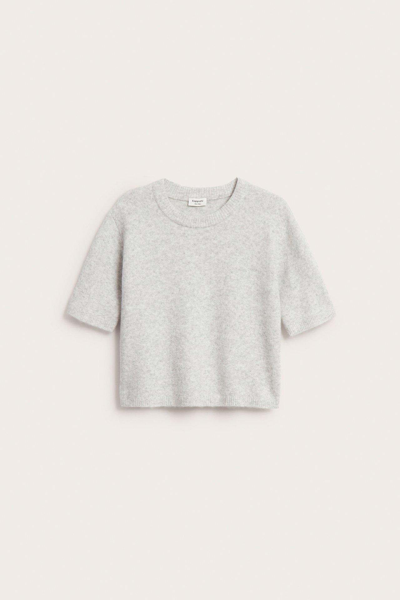 Edestä: vaaleanharmaa meleerattu hienoneulottu lyhythihainen neule, jossa pyöreä pääntie.