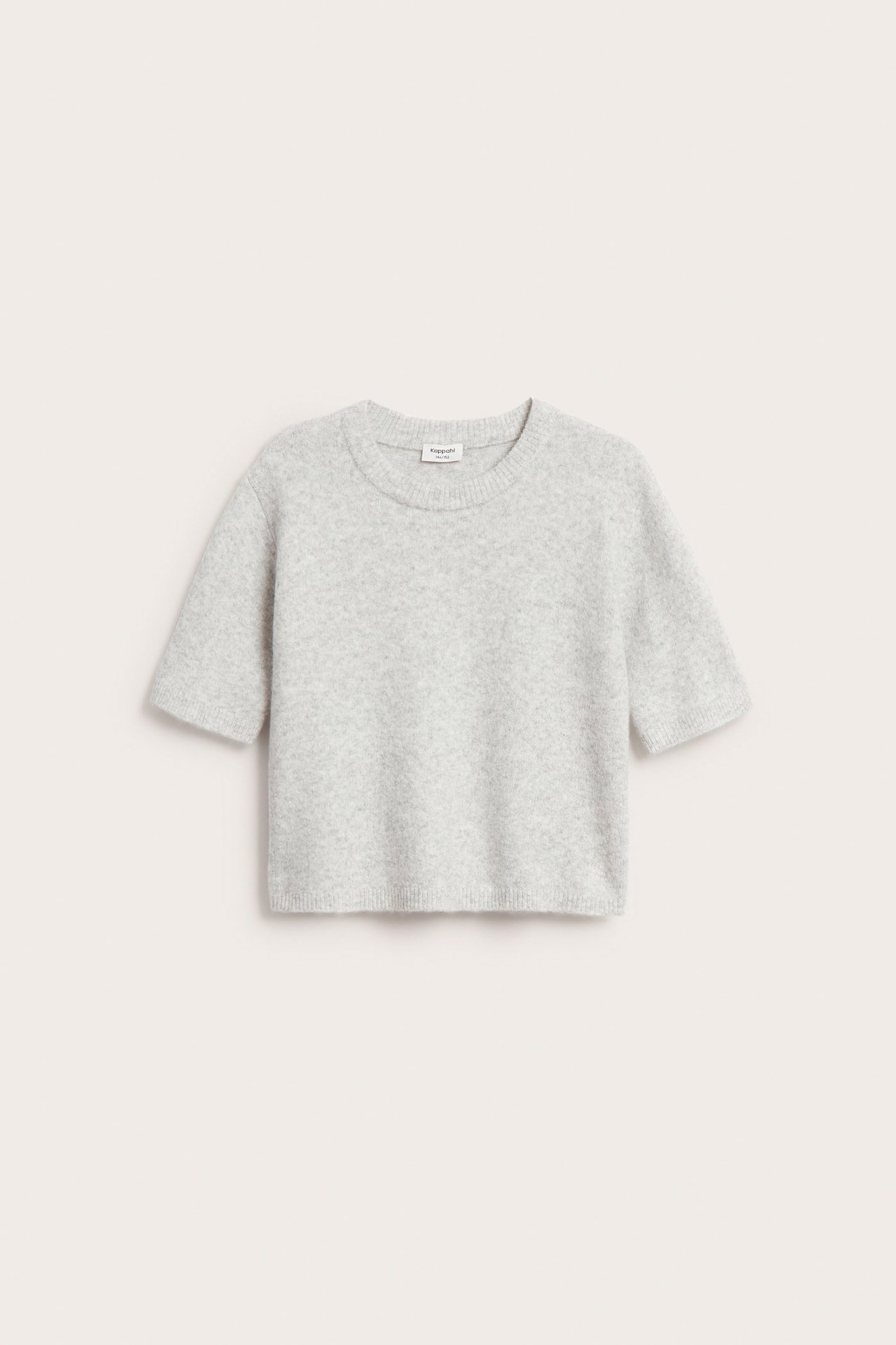 Frontvisning: lys gråmelert finstrikket kortermet topp med rund hals.