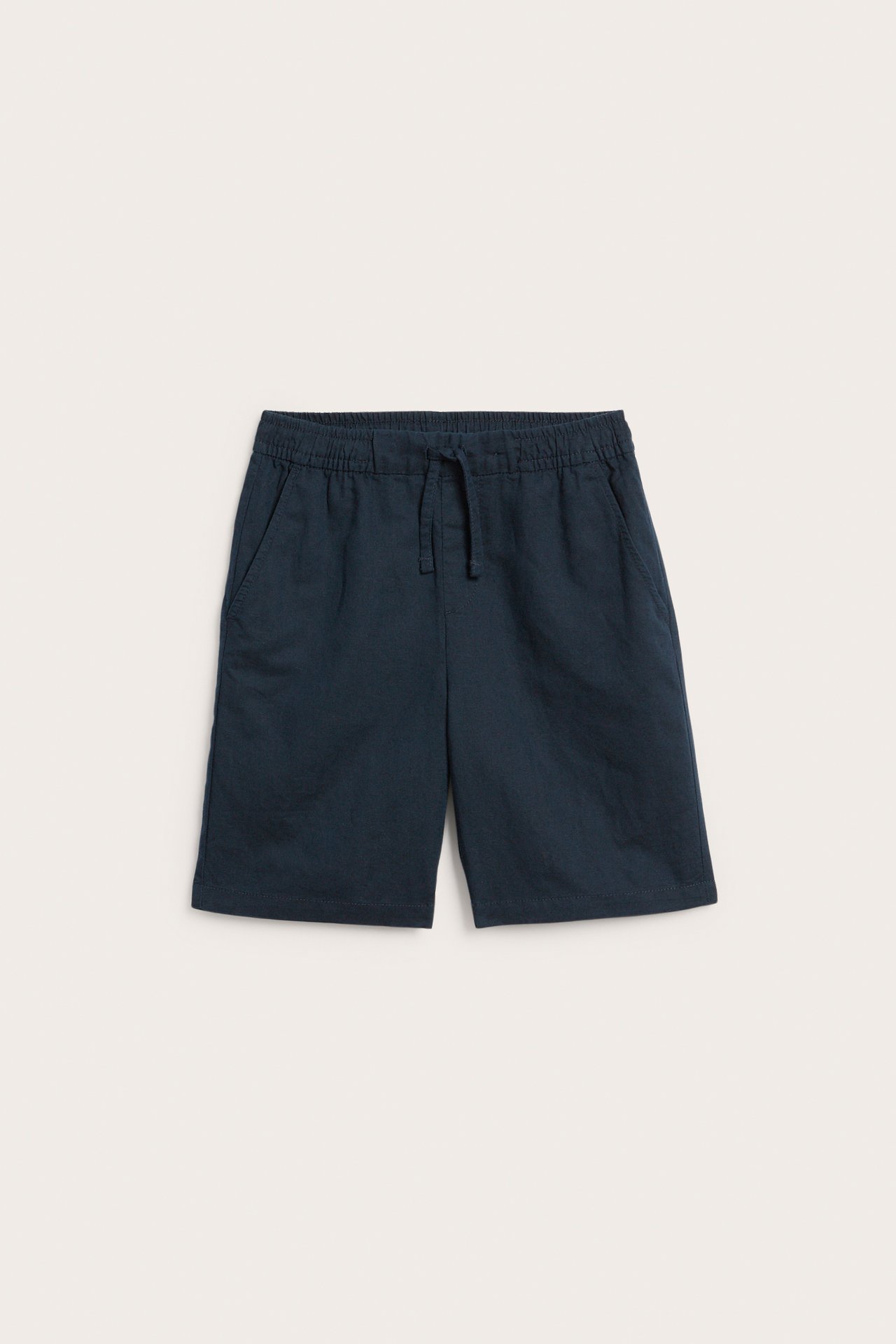 Edestä tummansiniset pellavasekoiteshortsit lapsille, joissa joustava vyötärö ja kiristysnyöri.
