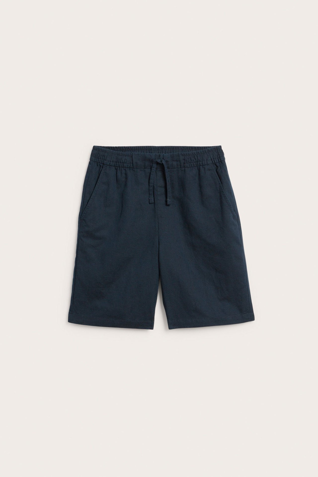 Edestä tummansiniset pellavasekoiteshortsit lapsille, joissa joustava vyötärö ja kiristysnyöri.