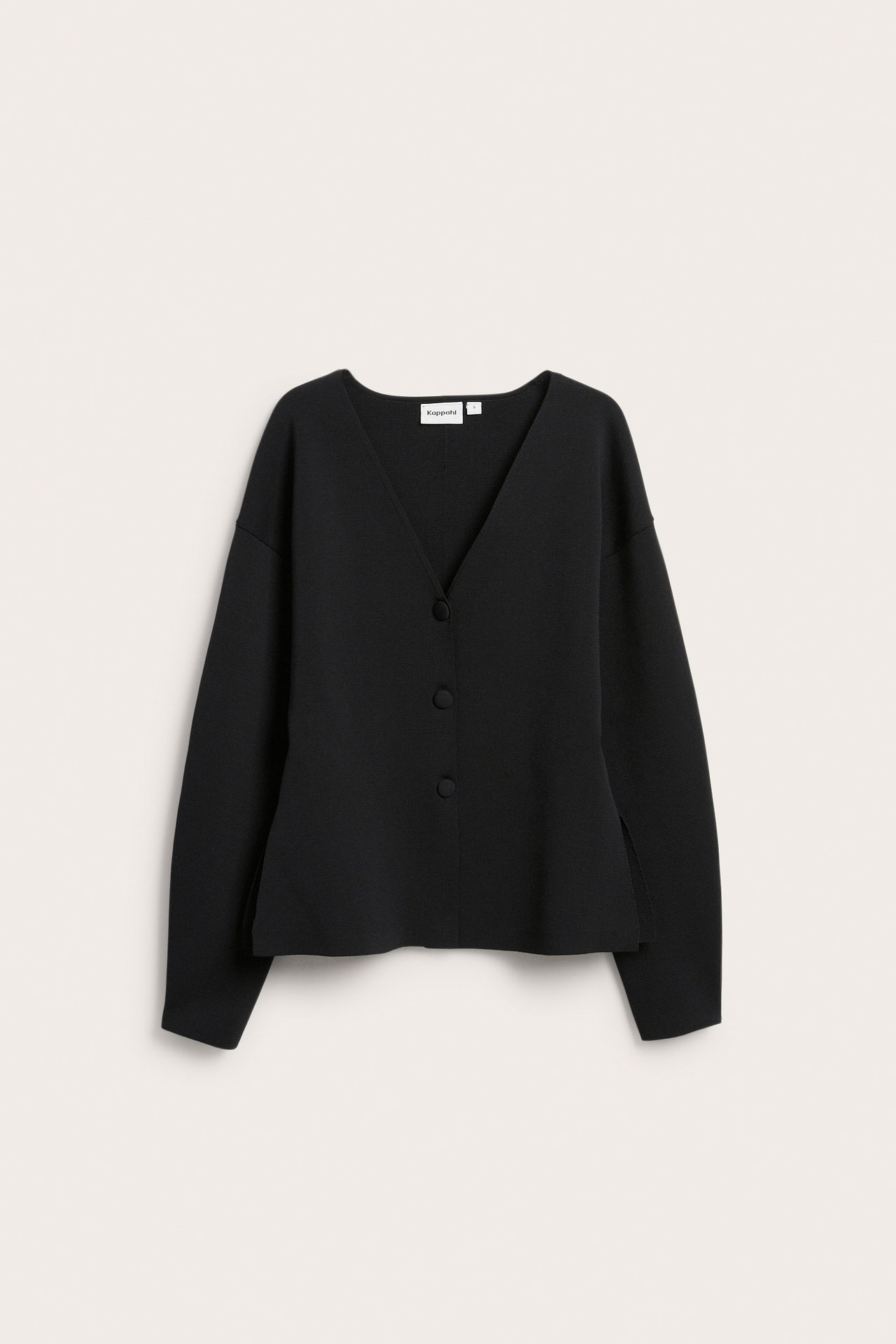 Edestä: musta muotoiltu, pitkähihainen polyesterisekoiteneuletakki kolmella napilla.