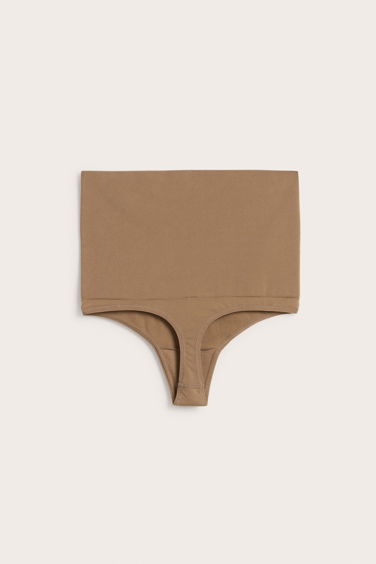 Edestä kuvattu ruskea korkeavyötäröinen muotoileva string-alushousu sileällä, yksivärisellä designilla.