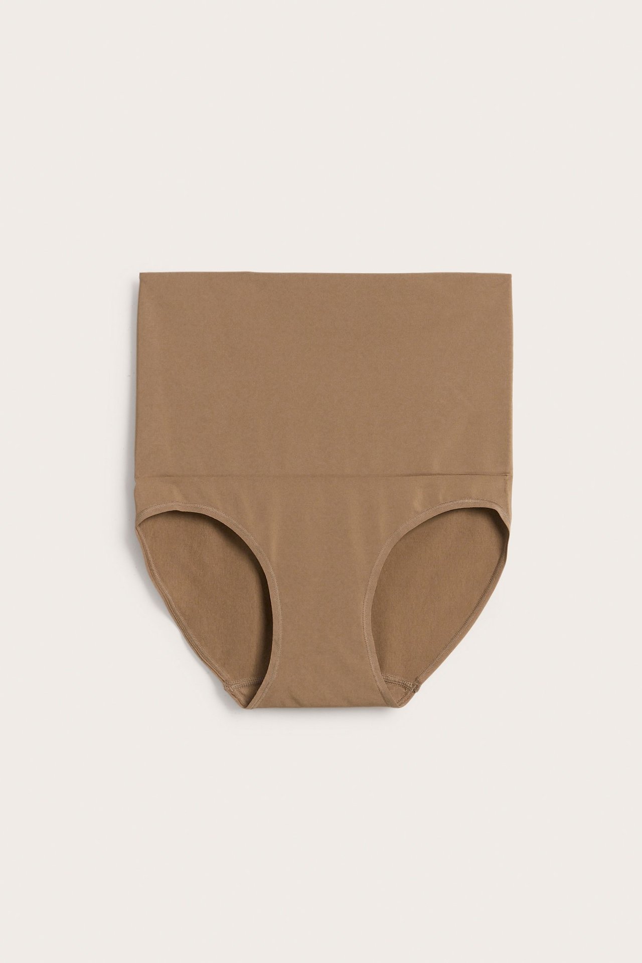 Forfra, brun høy midje shapingtruser i glatt, ensfarget resirkulert polyesterblanding.