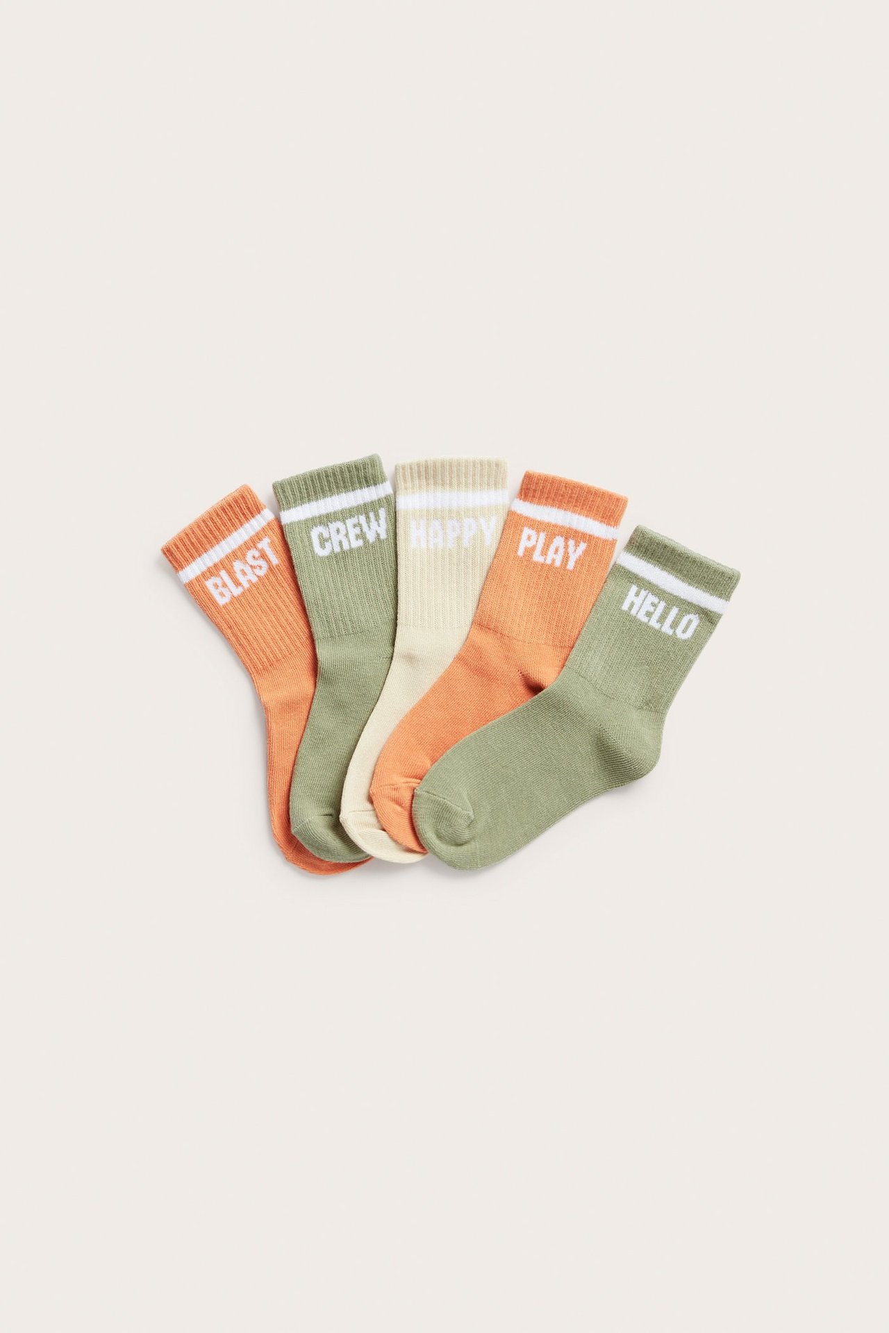 Litteänä viisi lasten ribbisukkaa: oranssi, vaaleanvihreä, kermanvärinen, valkoisella tekstillä ja raidoilla.