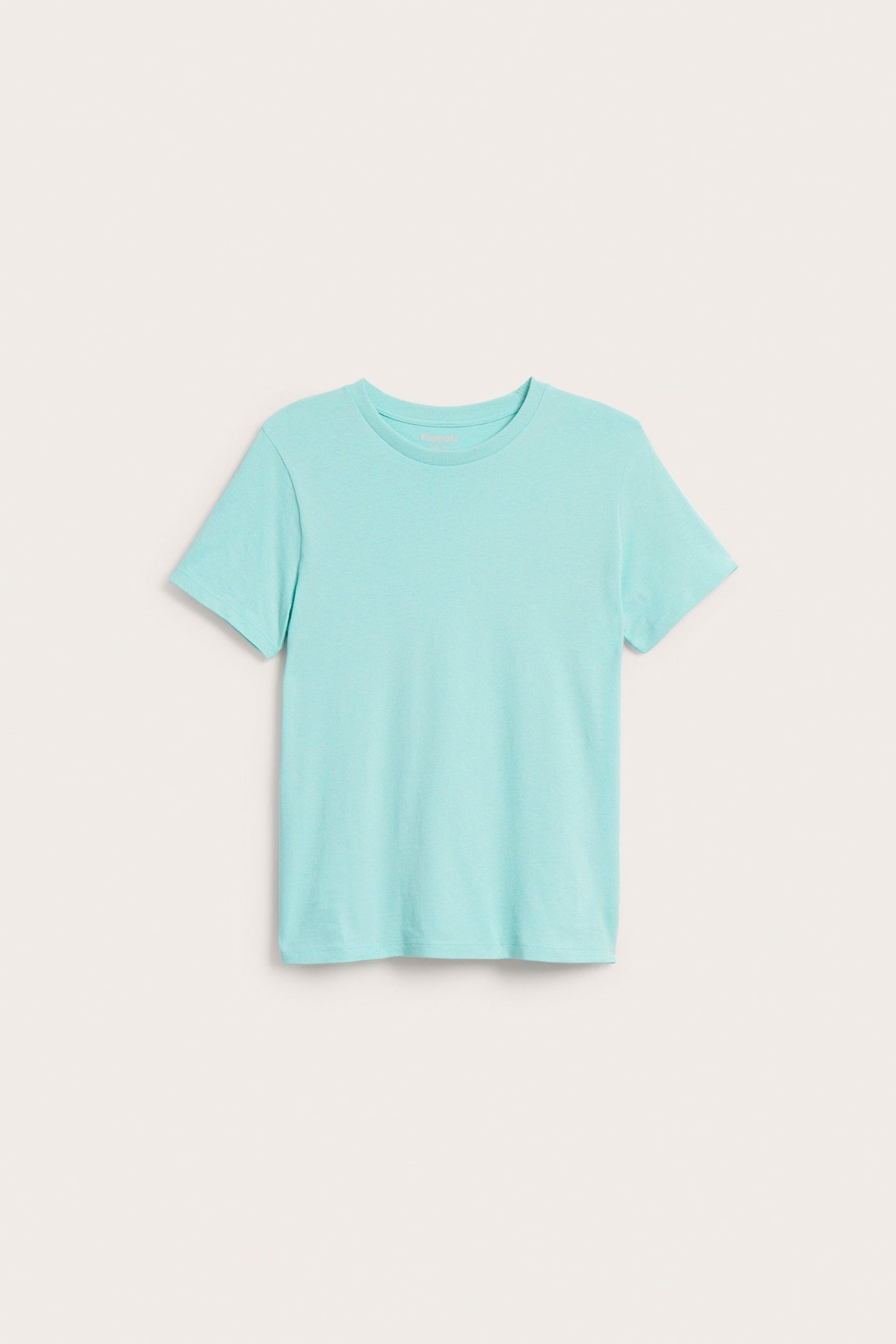 Edestä näkymä vaaleanturkoosista puuvillaisesta t-paidasta, jossa lyhyet hihat ja resori pääntie.