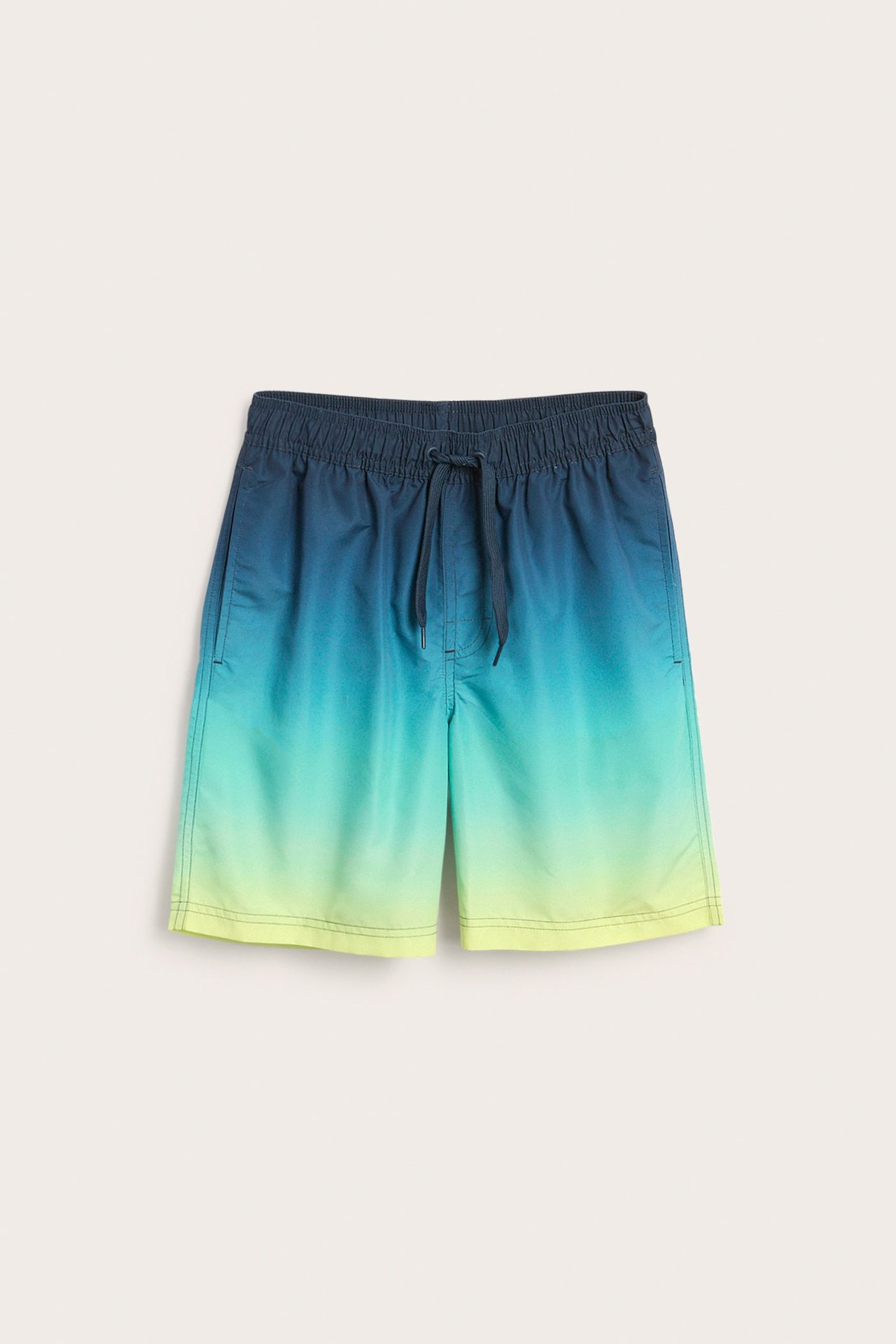 Widok z przodu: szorty kąpielowe dla dzieci, ombre niebiesko-żółto-zielone, ze ściągaczem i kieszeniami.