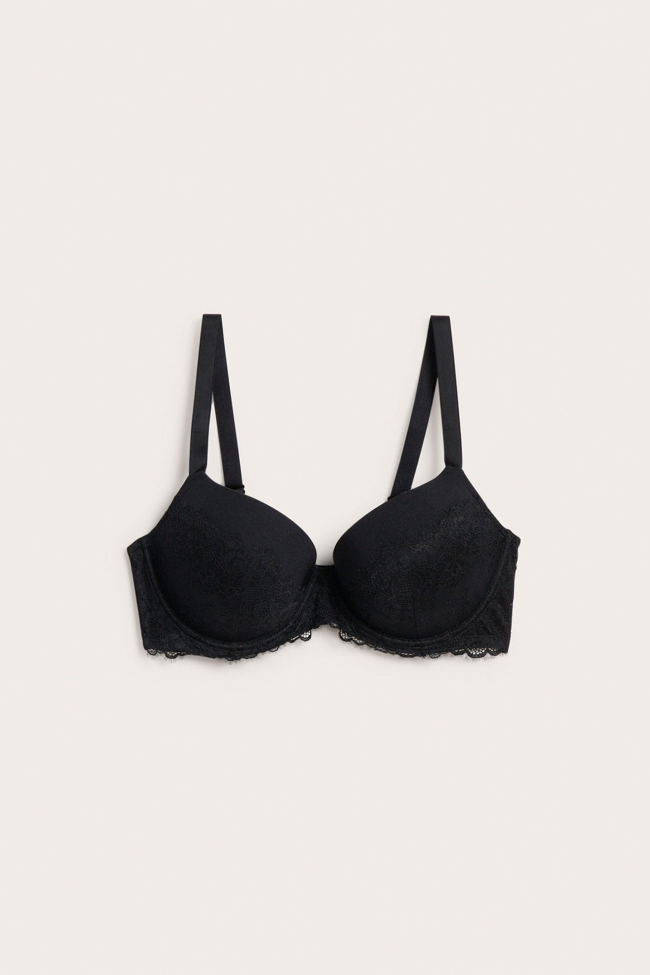 Framifrån svart push-up BH med spetsklädda kupor och justerbara band.