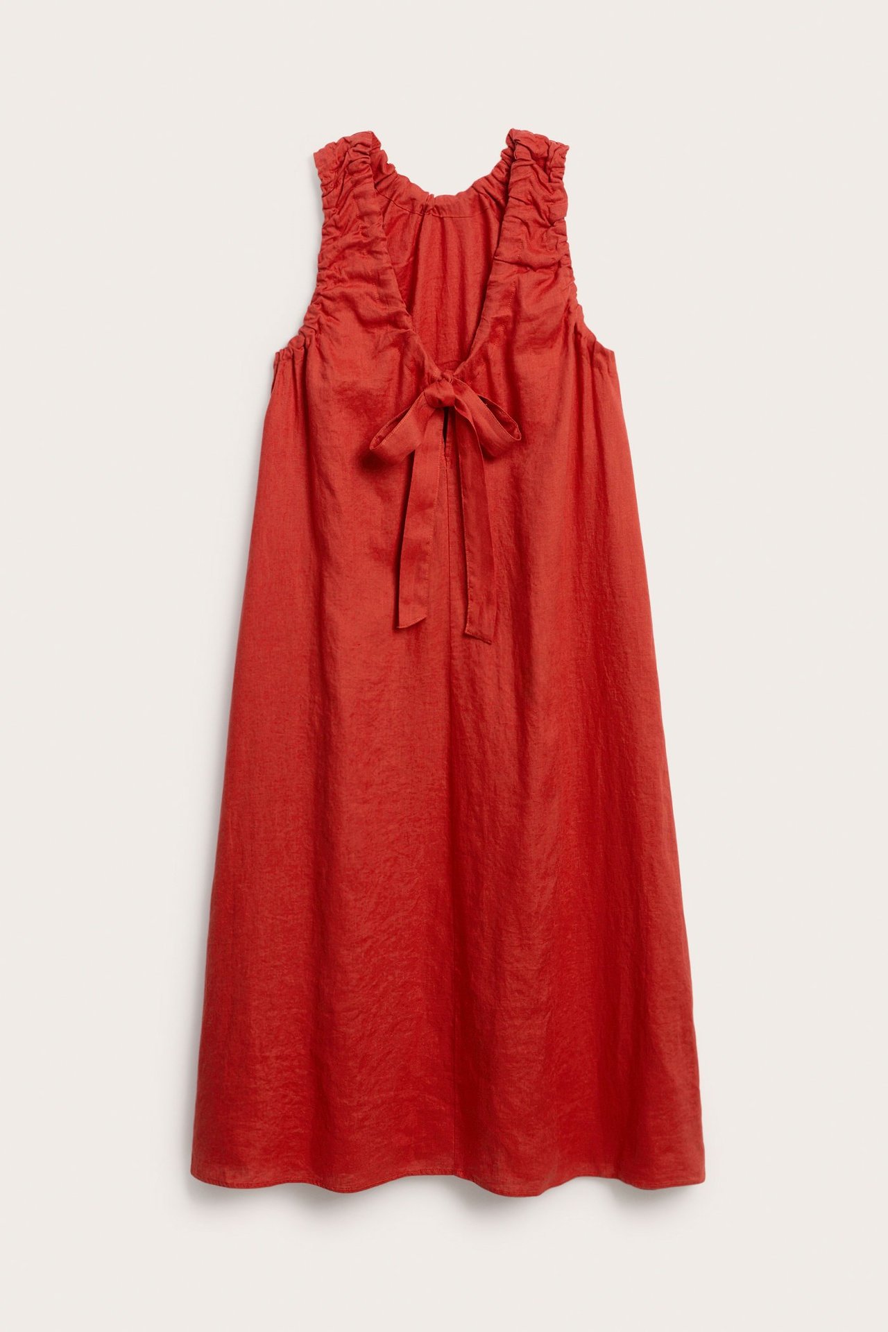 Widok z przodu czerwonej sukienki lnianej bez rękawów, z marszczonym dekoltem V i wiązaniem.