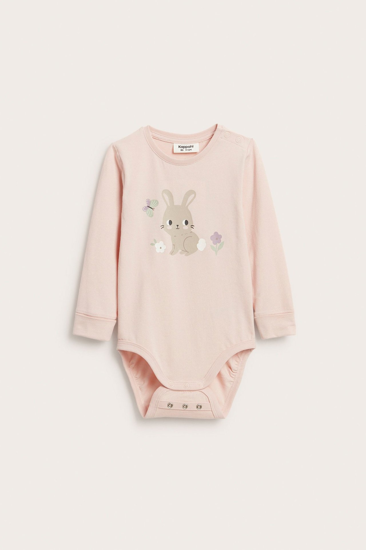 Edestä kuvattu vaaleanpunainen puuvillainen vauvan body, jossa on pupu-, perhonen- ja kukkakuvio, neppareilla.