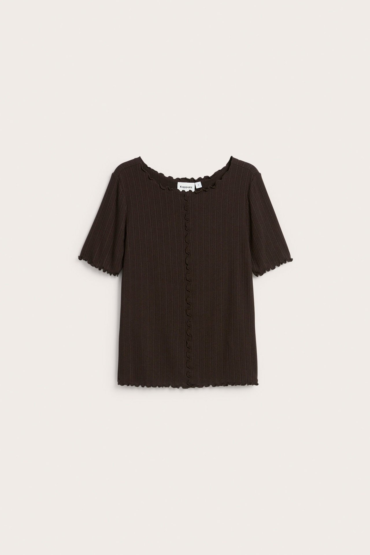 Framsida av mörkbrun ribbad kortärmad topp med vågiga kanter och hel knappslå.