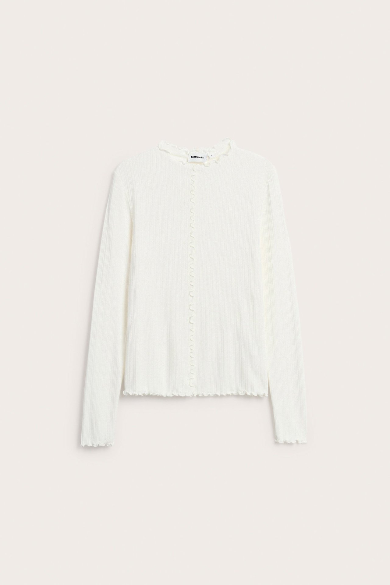 Framifrån, offwhite ribbad långärmad topp med babyoverlockkanter och knappslå.