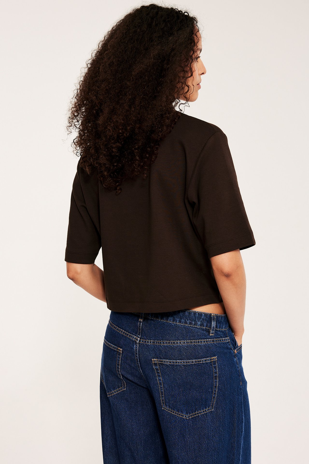 Lyhyt t-paita - Tummanruskea - 6