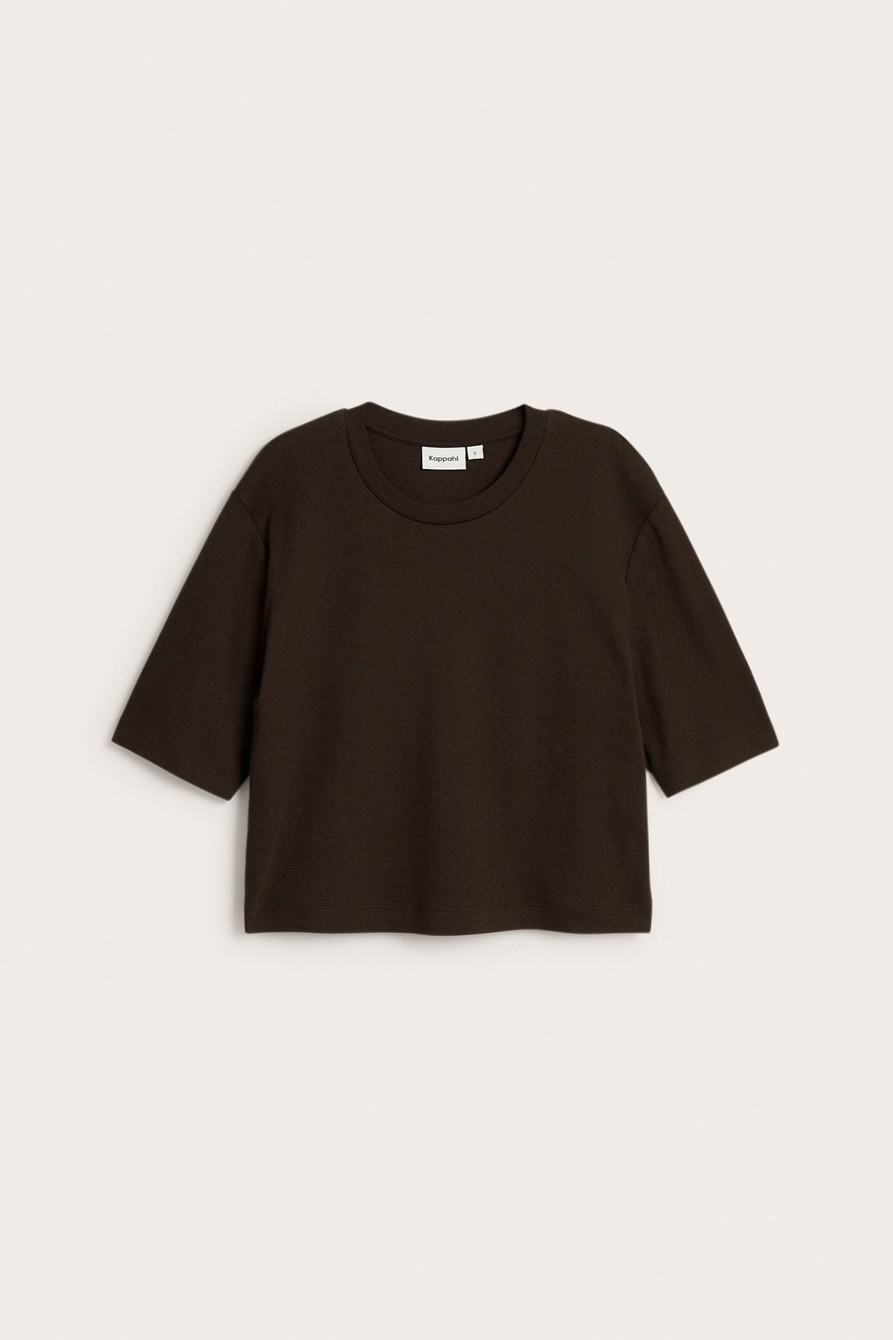 Edestäpäin tummanruskea, yksivärinen, lyhythihainen, croppattu puuvillapaita pyöreällä pääntiellä.