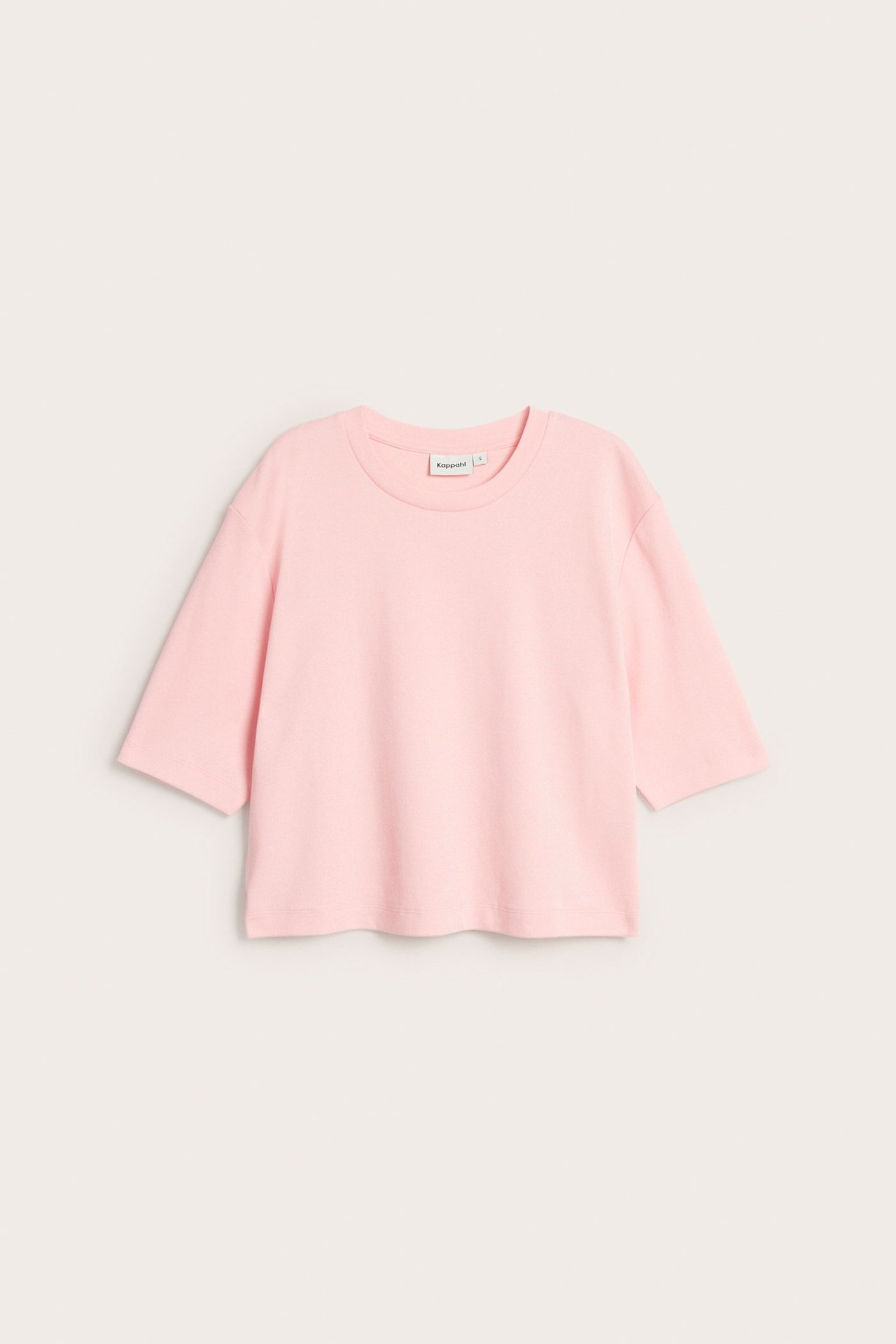 Edestä, vaaleanpunainen, yksivärinen, lyhyt puuvillainen t-paita lyhyillä hihoilla.