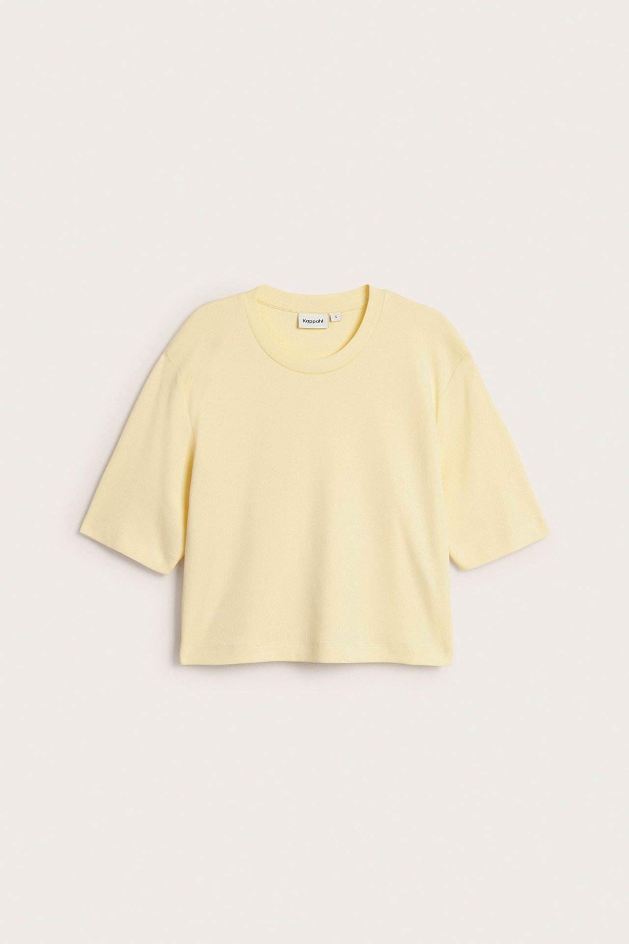 Framifrån: Ljusgul, kort bomulls-t-shirt med korta ärmar och rund hals.