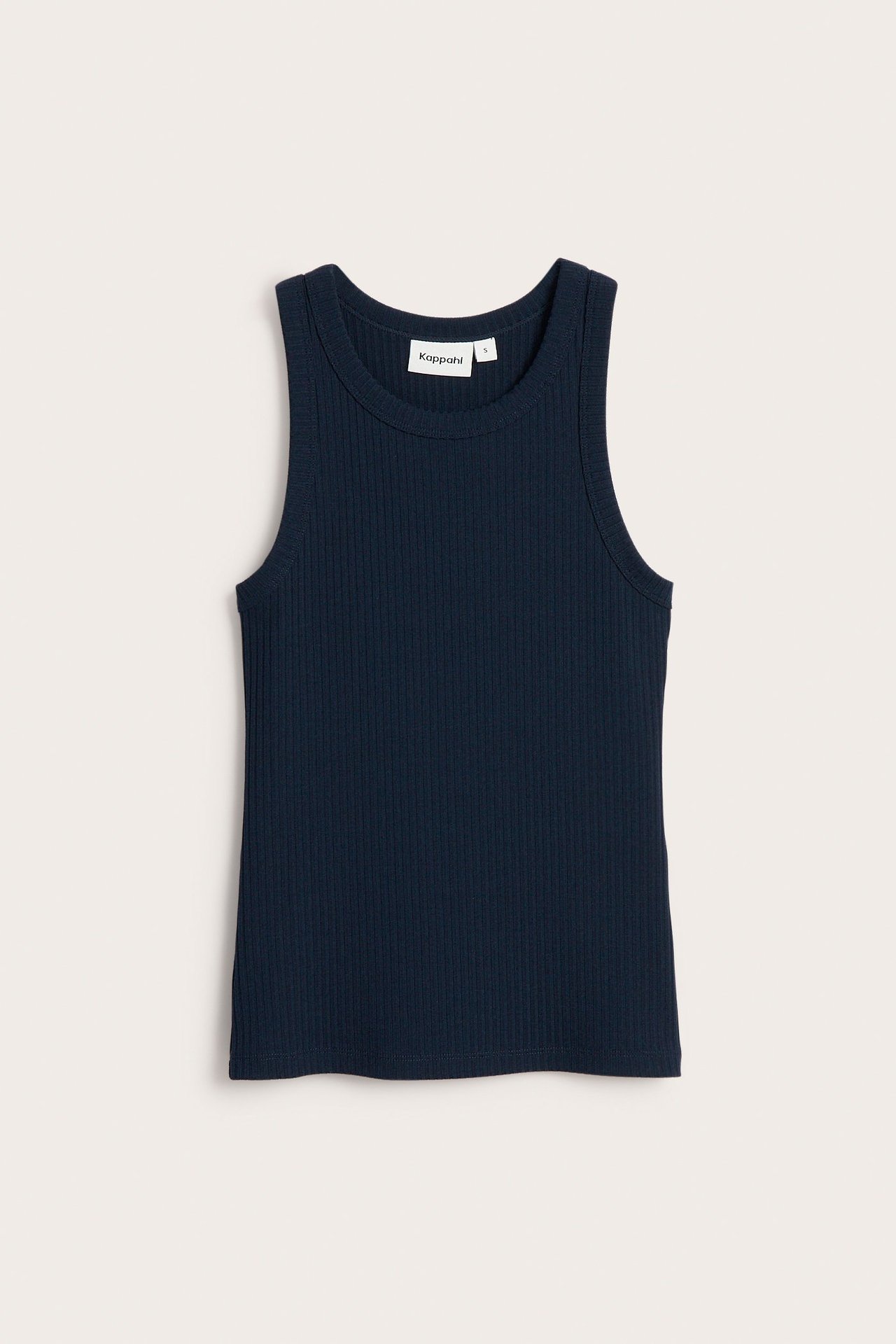 Edestä kuvattu tummansininen, istuva ribbitoppi pyöreällä kaula-aukolla.