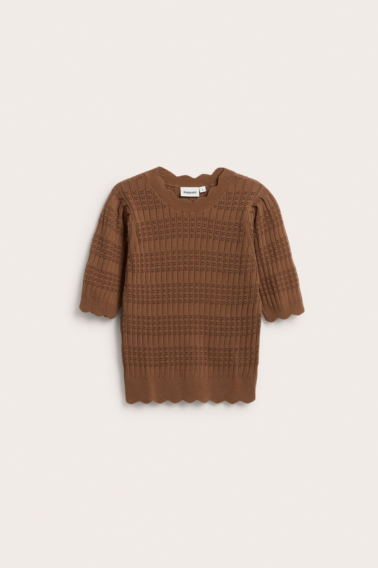 Widok z przodu brązowego, krótkiego topu z dzianiny bawełnianej z ażurowym wzorem i falistymi brzegami.