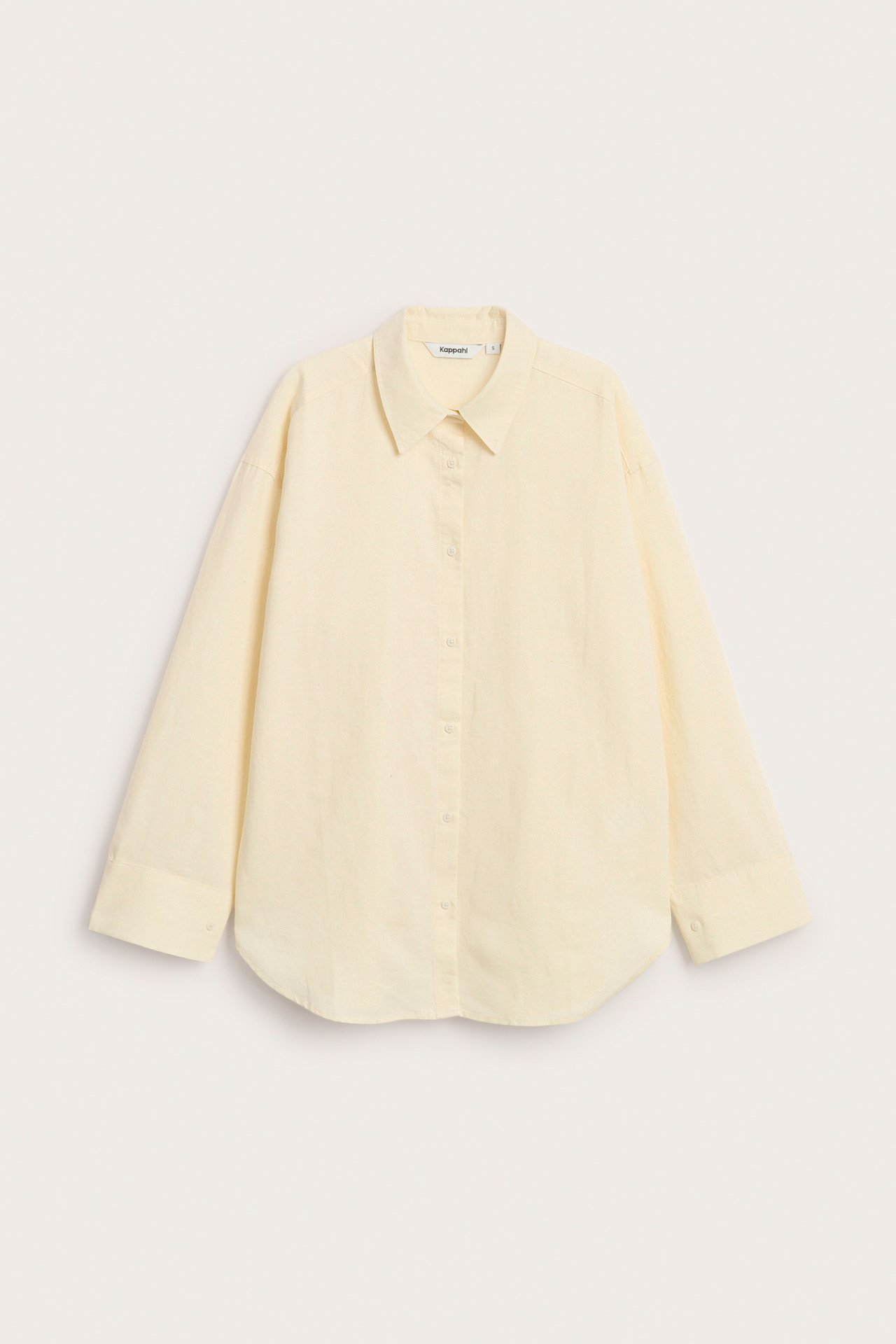 Widok z przodu jasnożółtej koszuli z mieszanki lnu, oversize, z kołnierzem i guzikami.