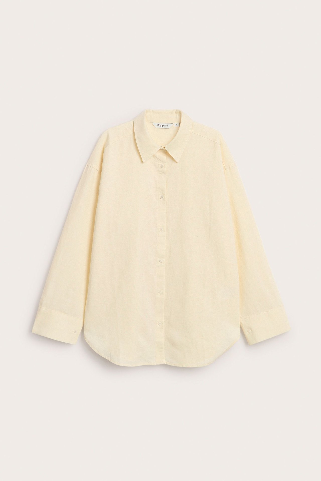 Edestä kuvattu vaaleankeltainen oversized pellavasekoitepaita, jossa on kaulus ja napitus.