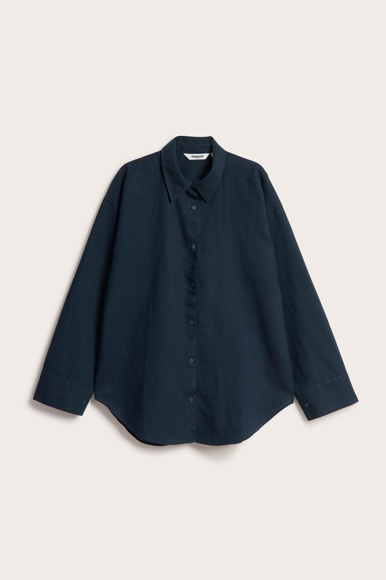 Edestäpäin tummansininen ylisuuri pellavasekoitepaita pitkillä hihoilla ja nappikiinnityksellä.