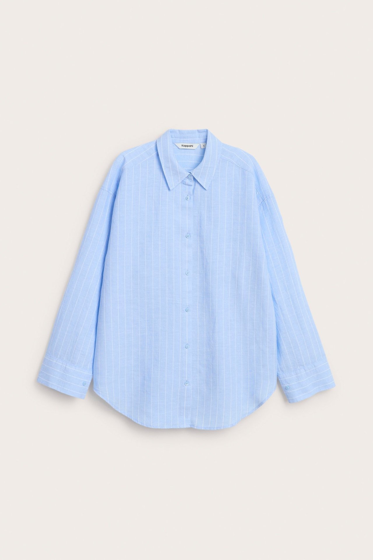 Widok z przodu: oversizowa, jasnoniebieska koszula w paski z mieszanki lnu, z guzikami.