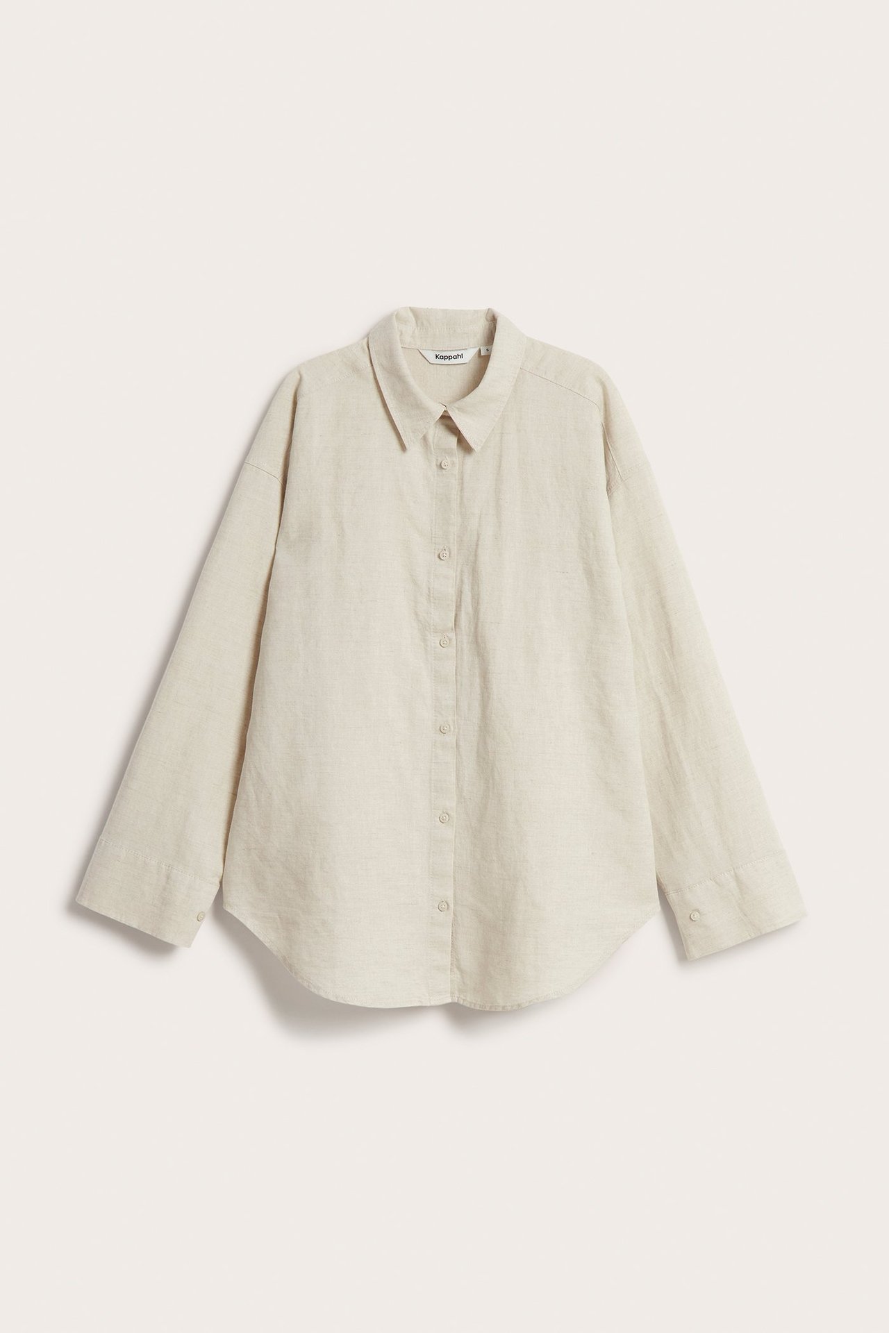 Edestä, rento beige kirjava pellavasekoitepaita napituksella ja pyöristetyllä helmalla.