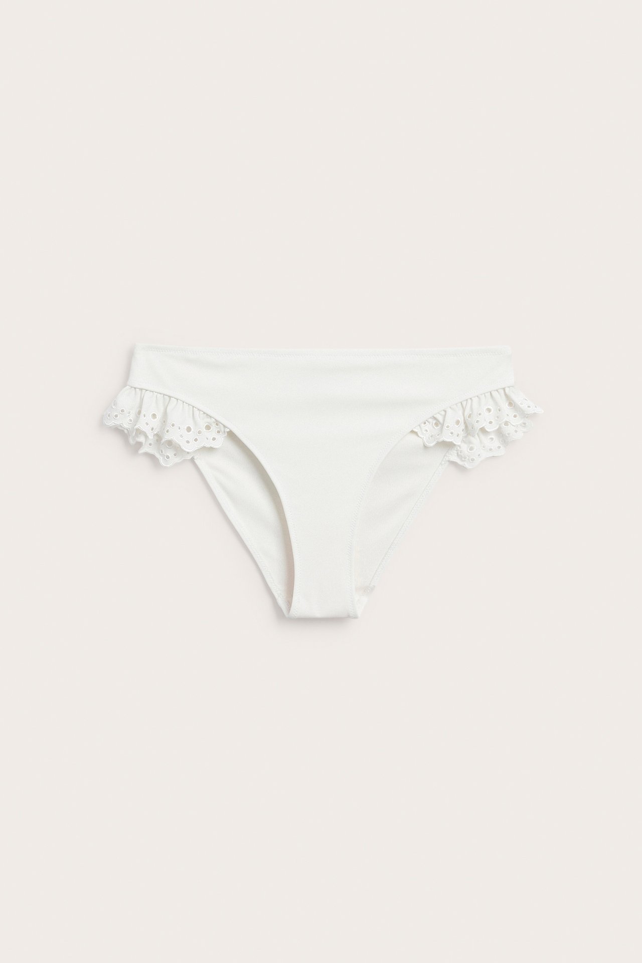 Forfra, offwhite brazilian bikinitruse med volanger og broderie anglaise.