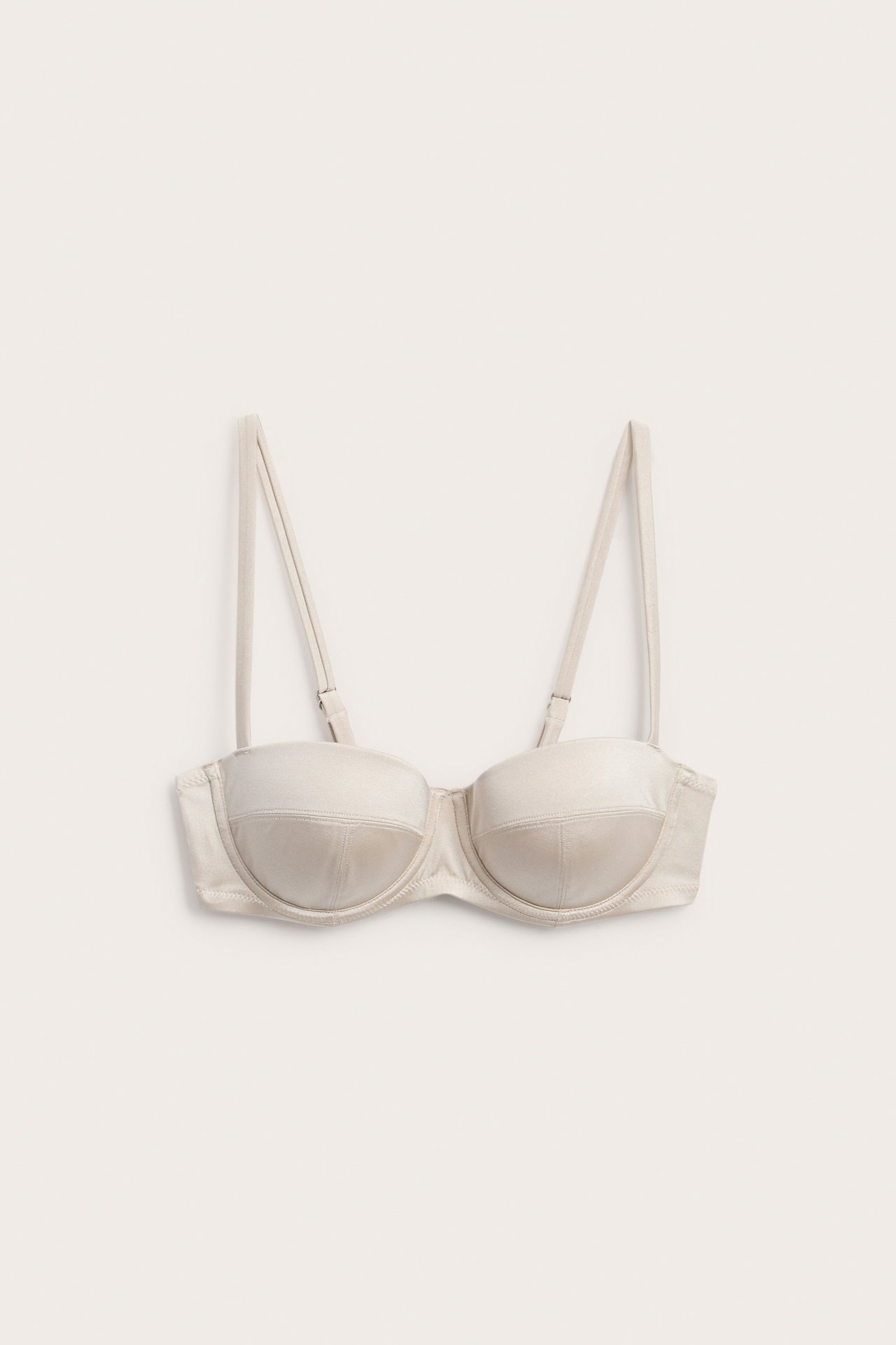 Forfra, beige balconette bikini-topp med bøyle og fast vattering.