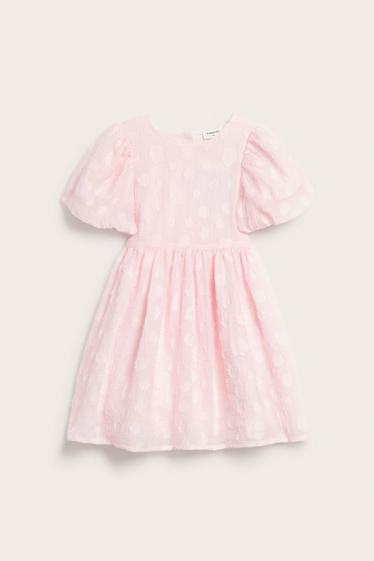 Edestä kuvattu vaaleanpunainen organzalapsenmekko, jossa pörröhihat ja kohotettu kukkakuvio.