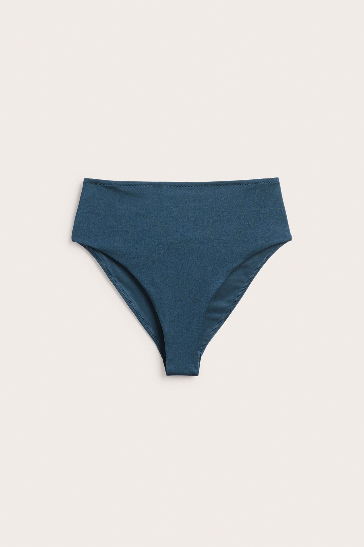 Frontvisning av mørkeblå, ensfarget high-waist brazilian bikinitruse med høye ben.