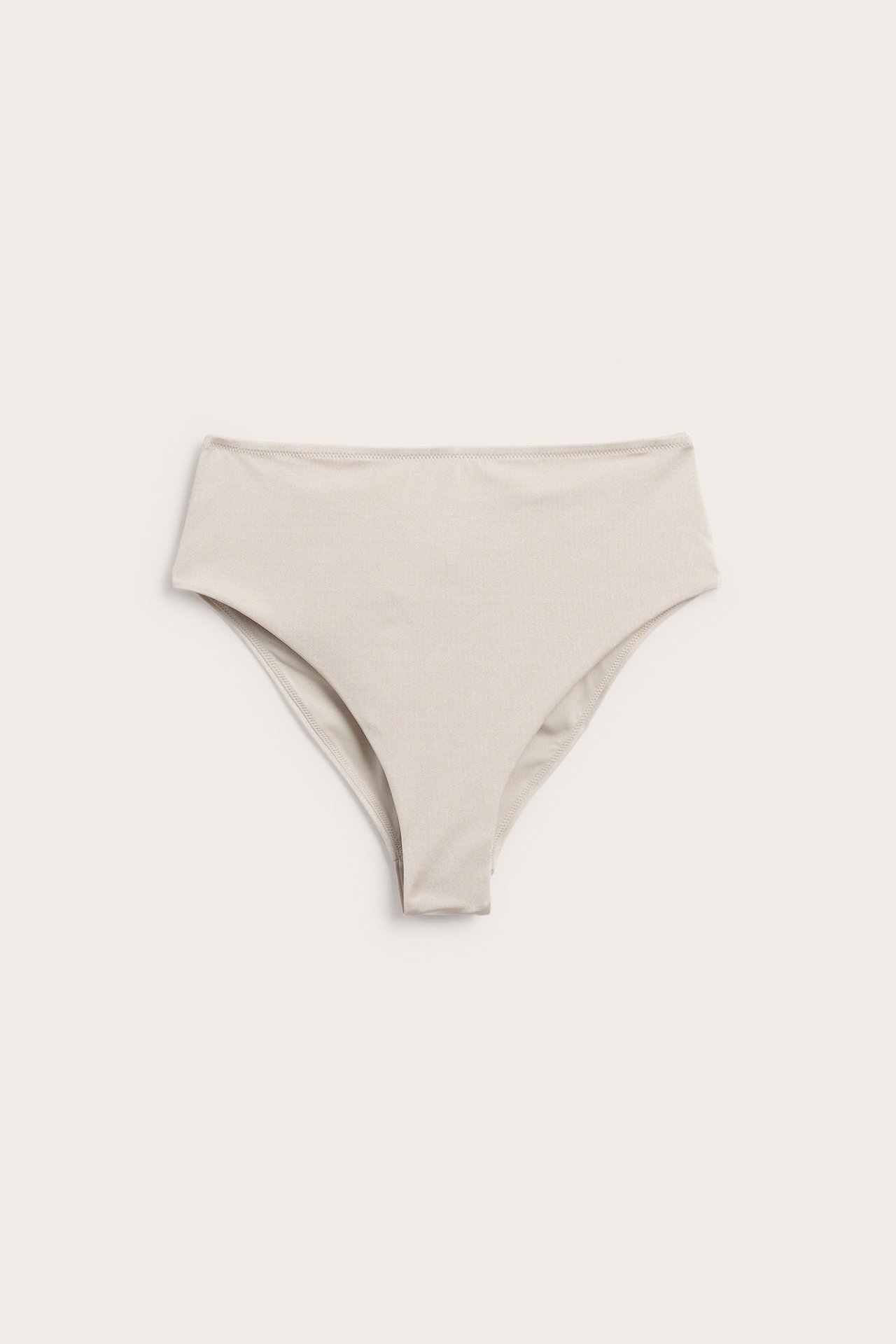 Forfra, beige ensfarget brazilian high-leg bikinitruse med høy midje.