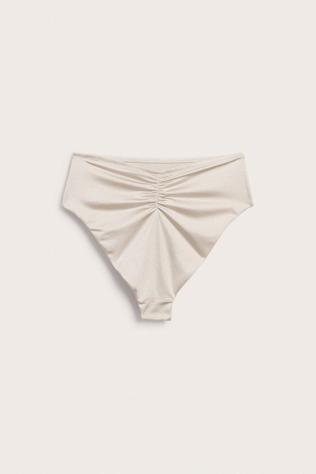 Forfra: Beige ensfarget brazilian high-leg bikinitruse med høy midje og rynket detalj foran.
