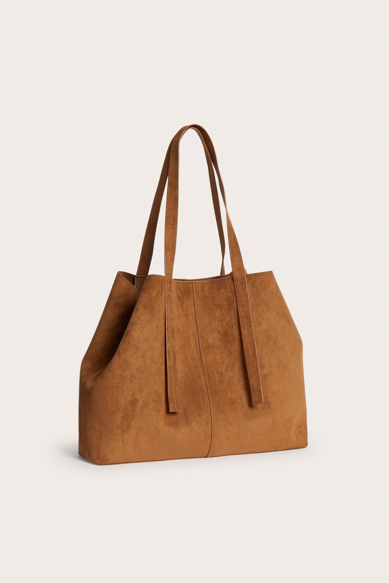 Frontbilde av en brun semsket imitasjon tote bag med to håndtak.