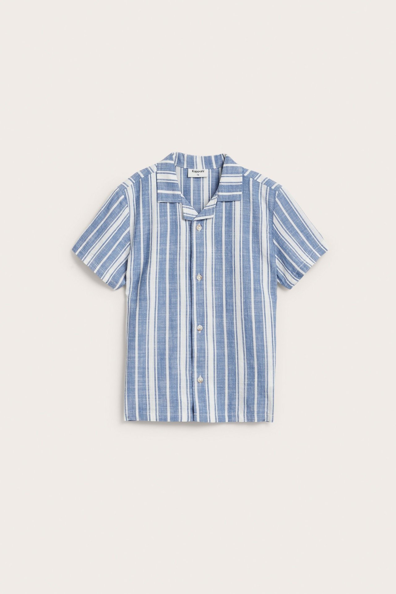 Widok z przodu: dziecięca koszula z krótkim rękawem, niebiesko-białe paski, bawełna slub, guziki, luźny krój.