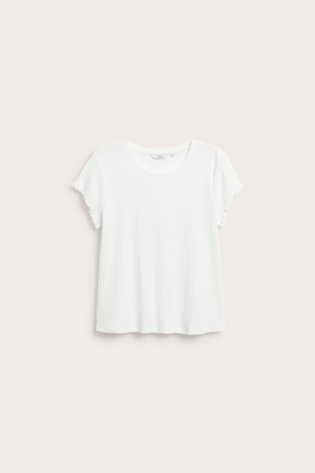 Widok z przodu na biały, dopasowany, prążkowany T-shirt z krótkimi, marszczonymi rękawami i okrągłym dekoltem.