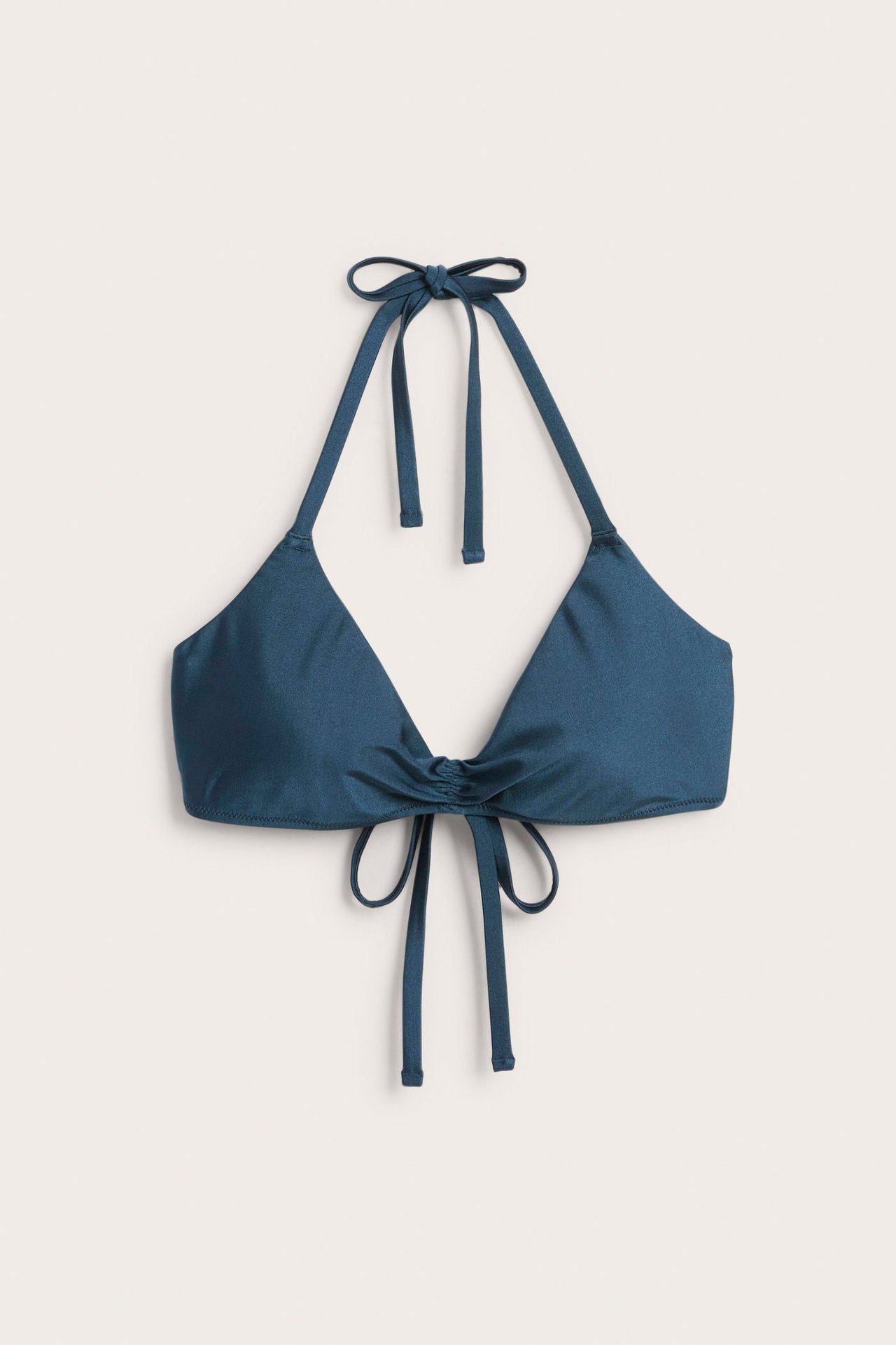 Frontbilde av en mørkeblå, vattert trekantbikinitopp med knyting i nakken og foran.