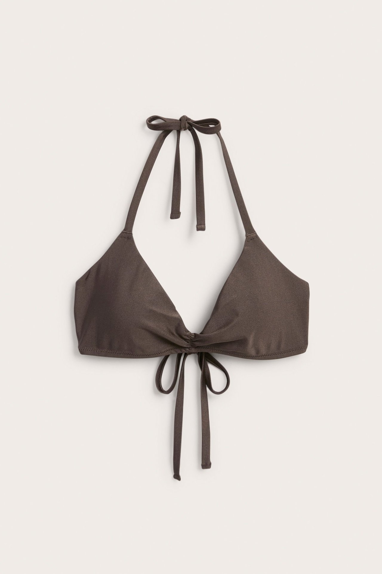 Edestäpäin, ruskea topattu kolmio-bikiniliivi solmunyöreillä niskassa ja edessä.