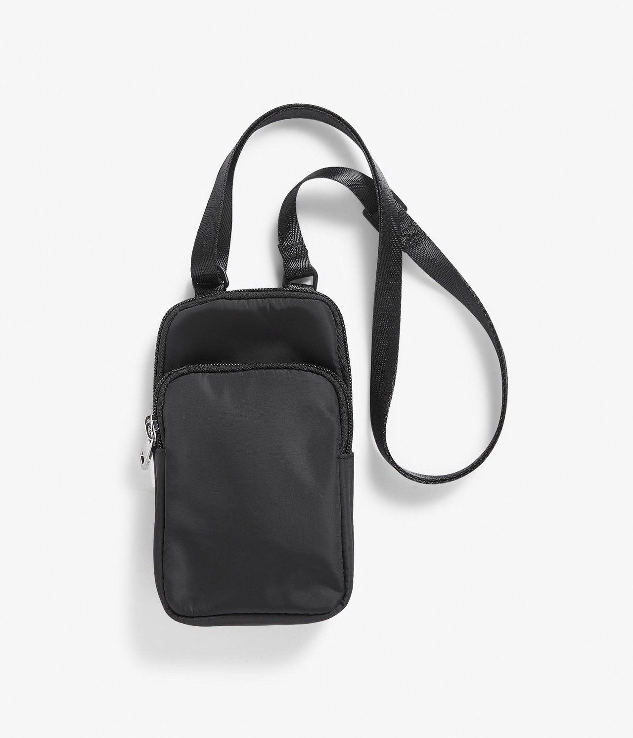 Edestä näkymä mustasta kudotusta kännykkälaukusta, jossa kaksi vetoketjullista lokeroa ja säädettävä hihna.