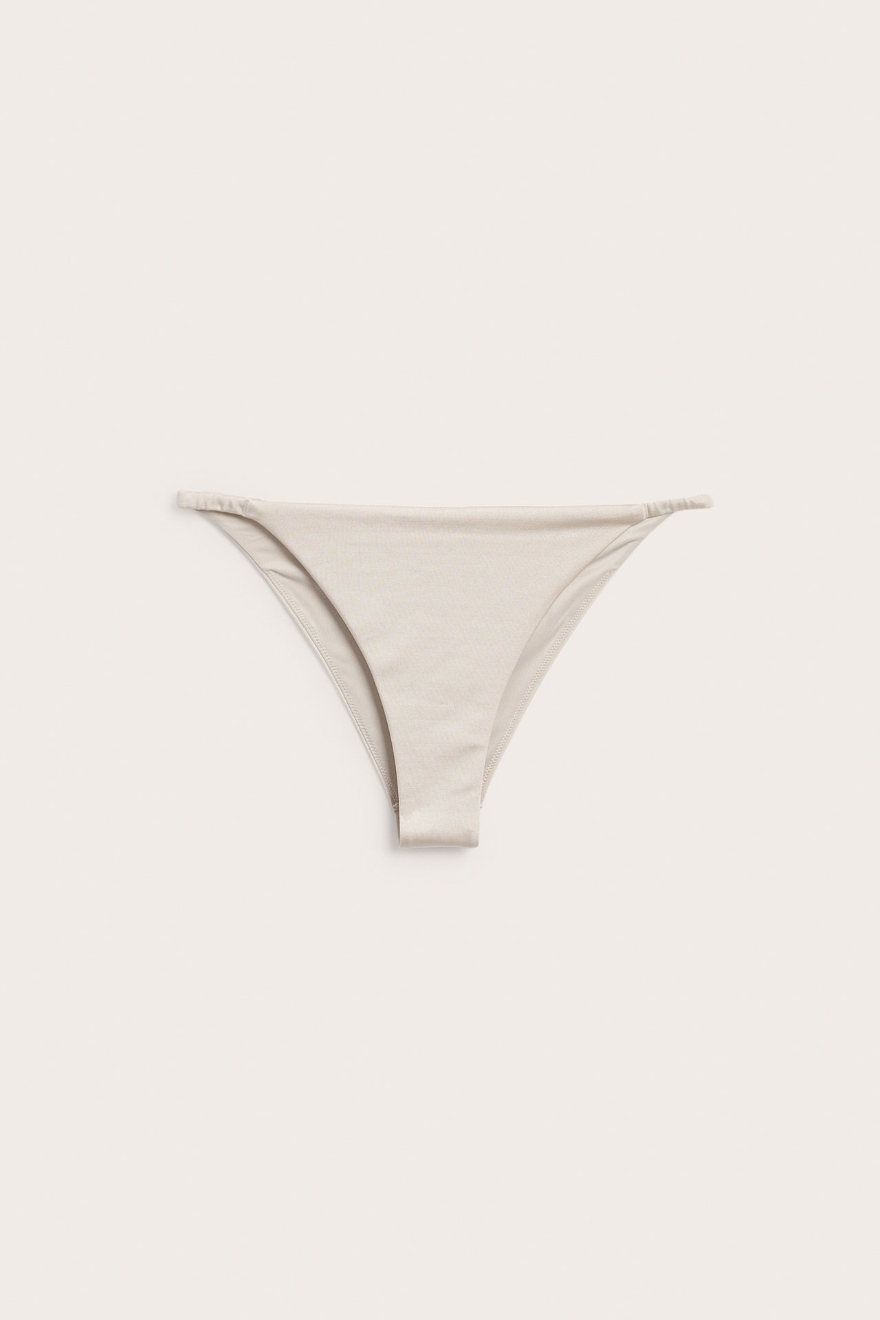 Edestäpäin, yksivärinen beige brazilian-bikinitanga.