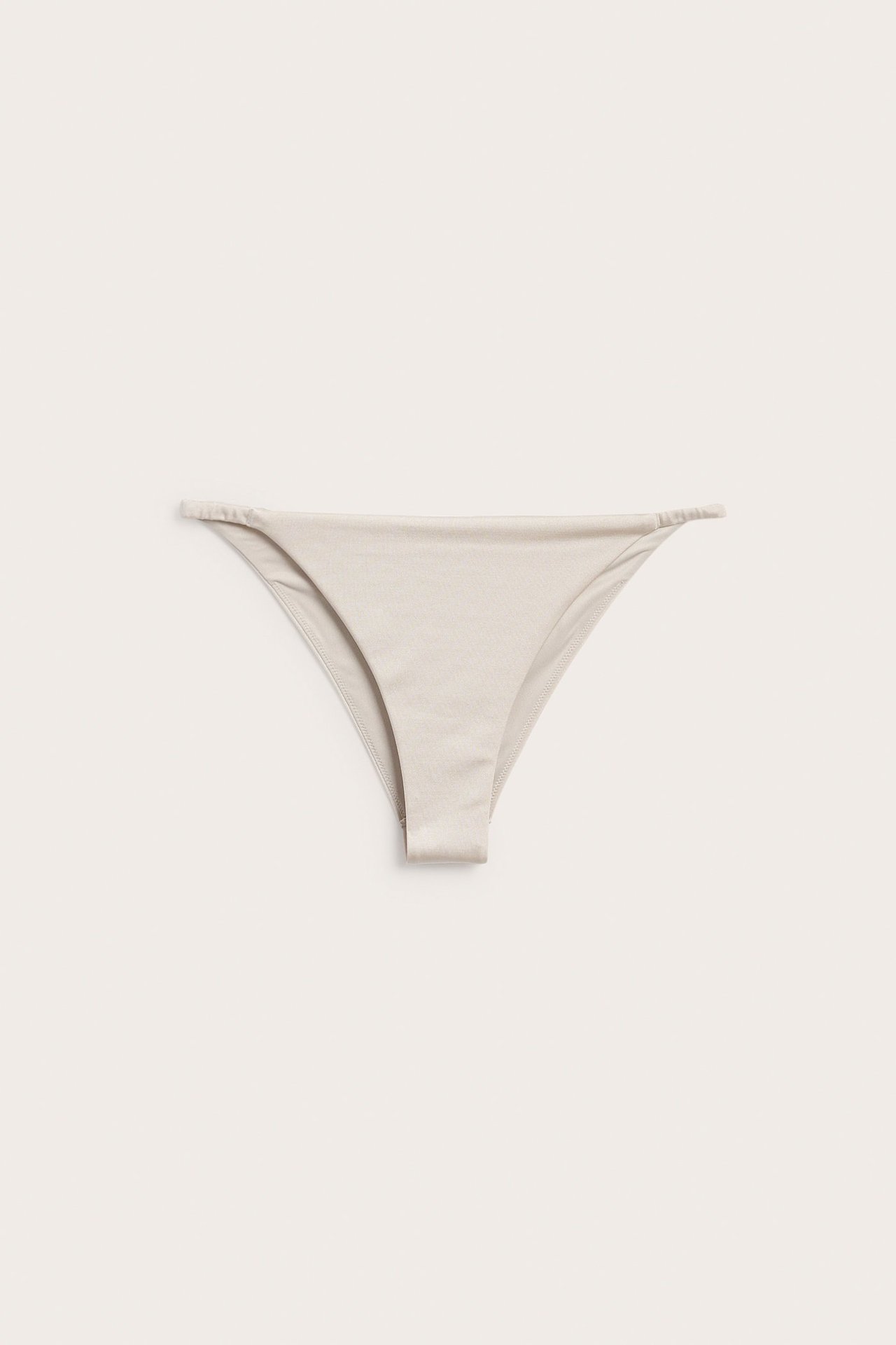 Edestäpäin, yksivärinen beige brazilian-bikinitanga.