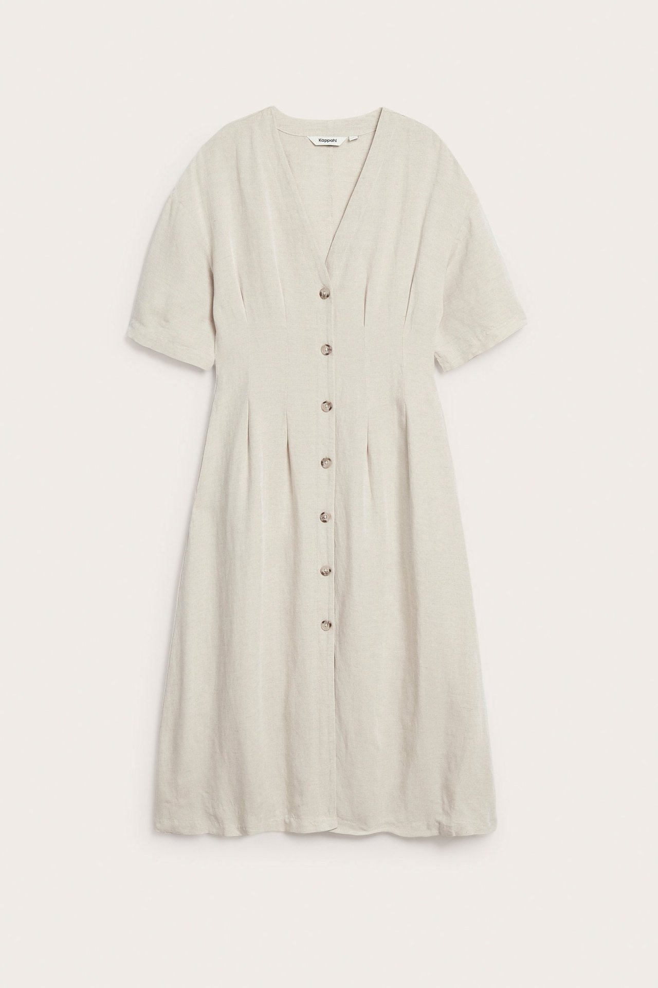 Edestä: beige pellavasekoitemekko V-pääntiellä, lyhyillä hihoilla, vyötärömuotolaskoksilla ja napeilla edessä.