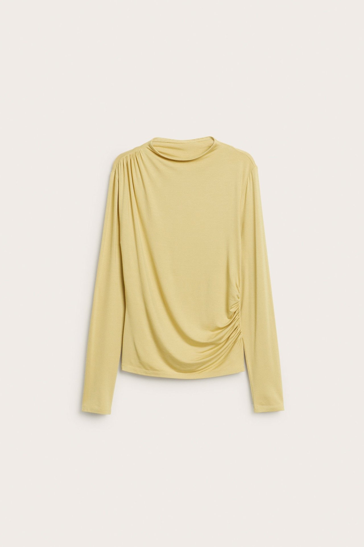 Frontvisning av en lys gul langermet viskosetopp med drapert hals og rynket side.