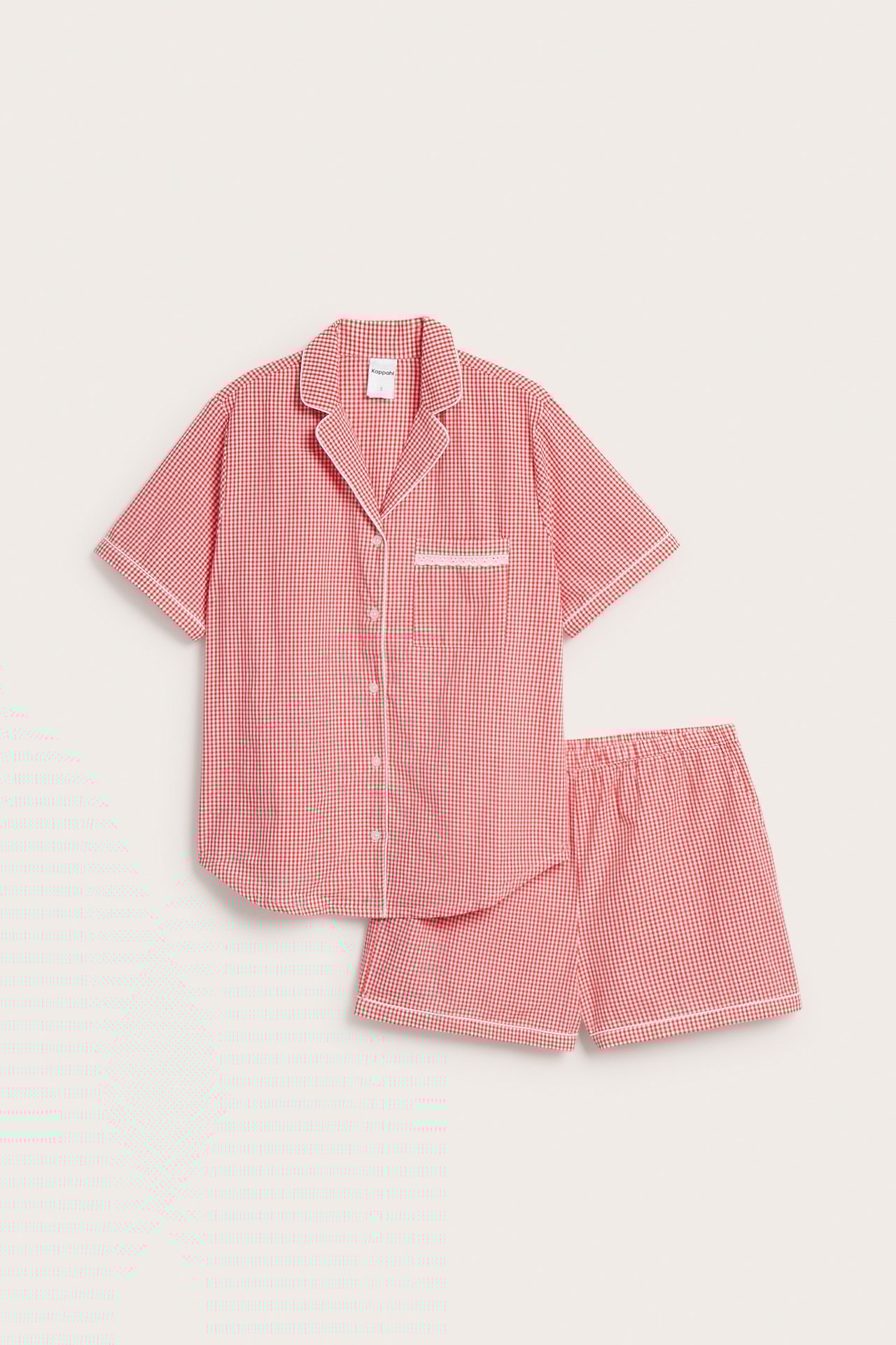 Forfra: Rødt og hvitt rutete pysjamassett i bomull med skjorte og shorts, begge med hvite passpoaler.