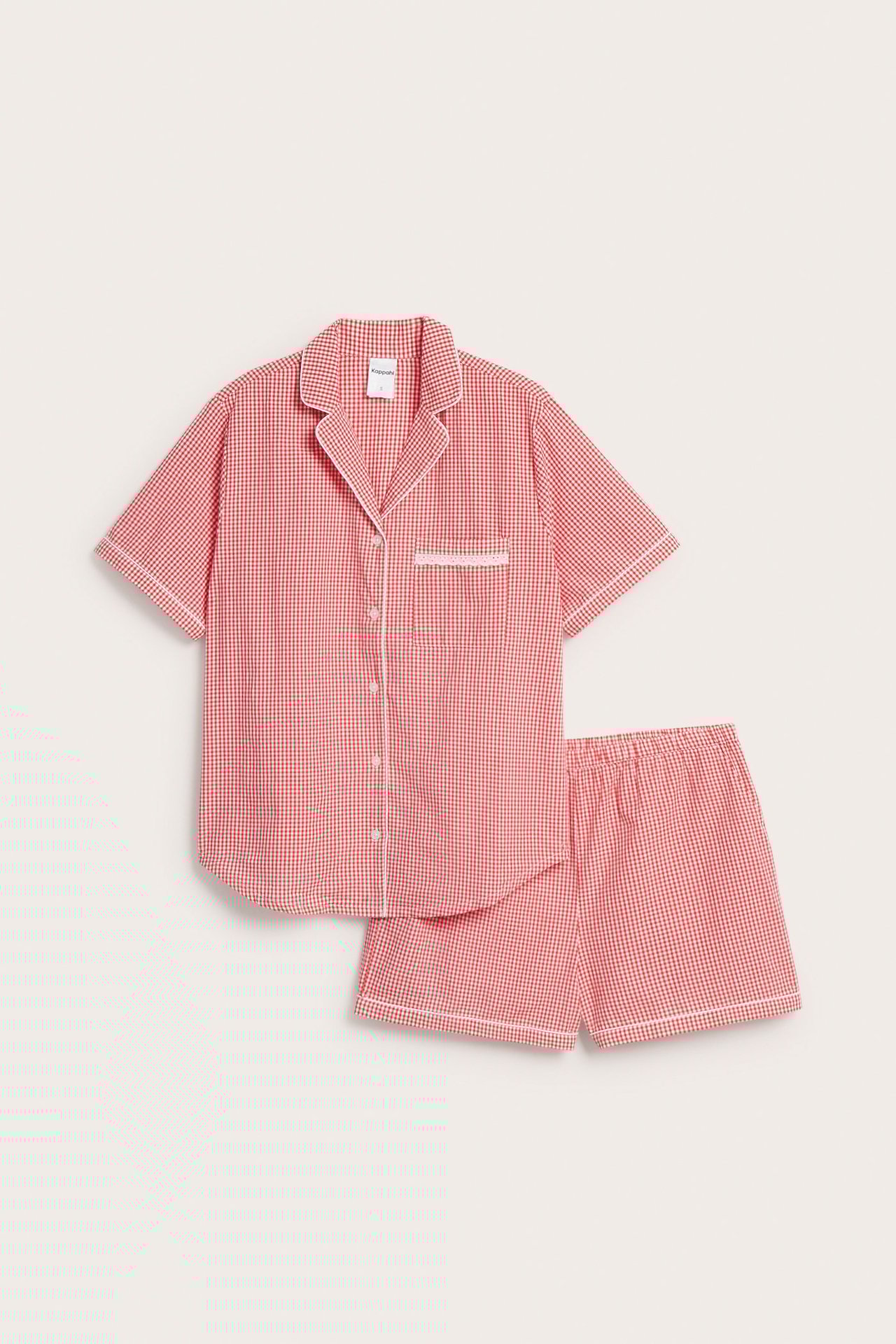 Frontvy: Röd- och vitrutigt pyjamasset i bomull med skjorta och shorts, båda med vita passpoaler.